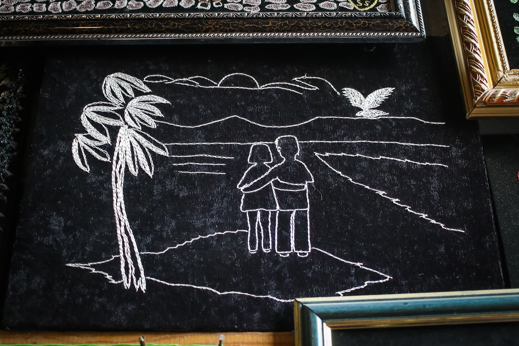 Qara parçanın üzərində çəkilmiş ”sevgi” əsəri