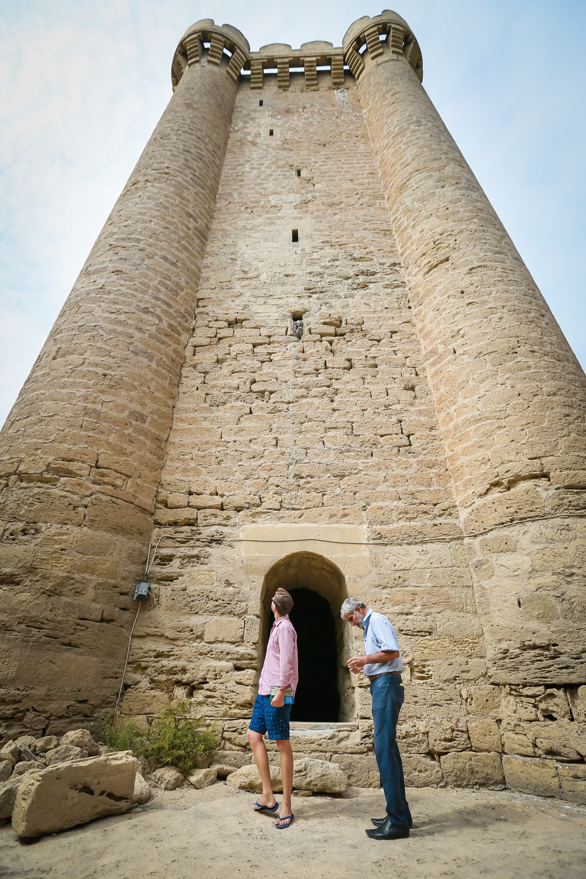 Qış fəslindən başqa digər fəsillərdə turistlər qalaya baxmaq üçün Mərdəkana gəlirlər