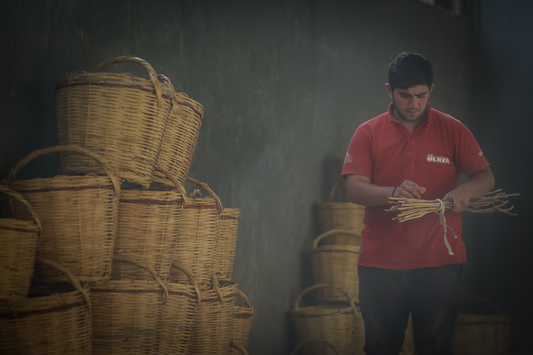 Qismət yeni səbət hazırlamaq üçün qarğıları bir araya gətirir