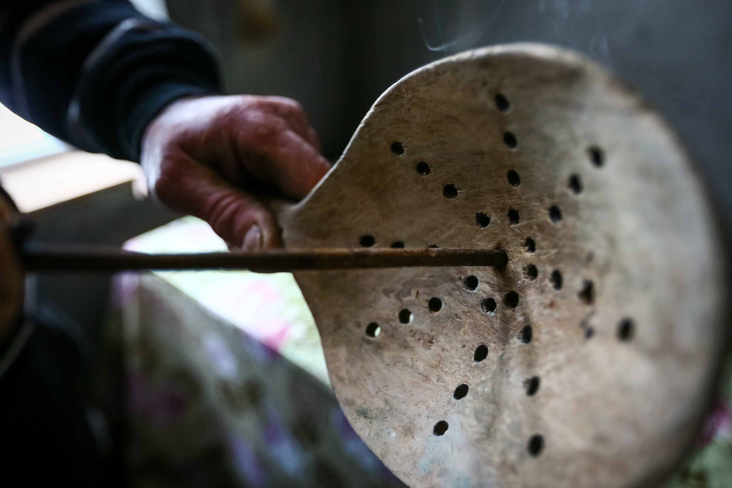 Qızdırılmış dəmir taxta qaşığa basılaraq deşiklər açılır