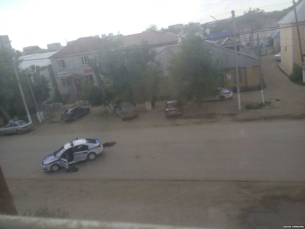 Расстрелянные полицейские возле машины