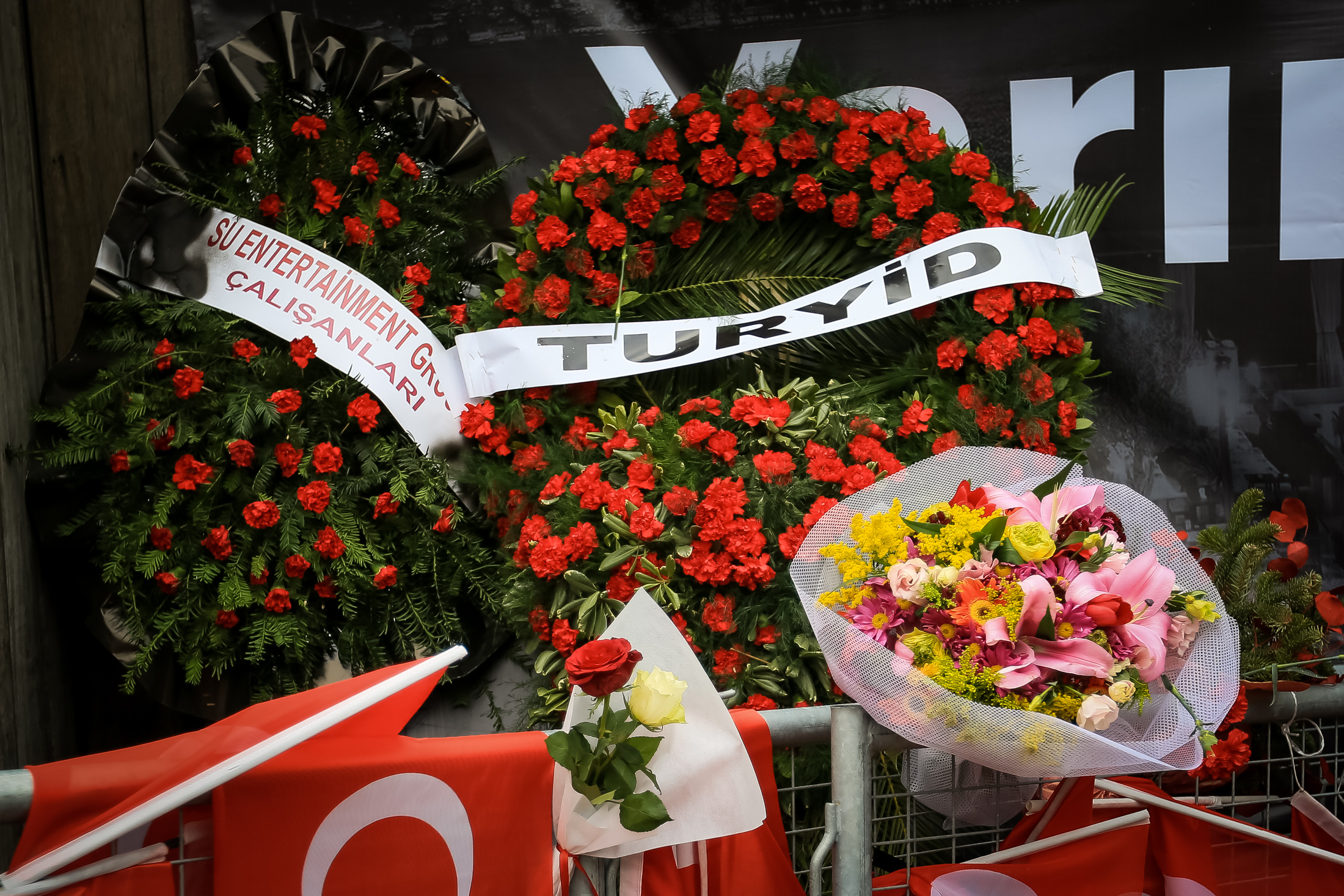 Reina gecə klubuna gələn sadə vətəndaşlar ölənlər üçün gül və əklil gətirirlər