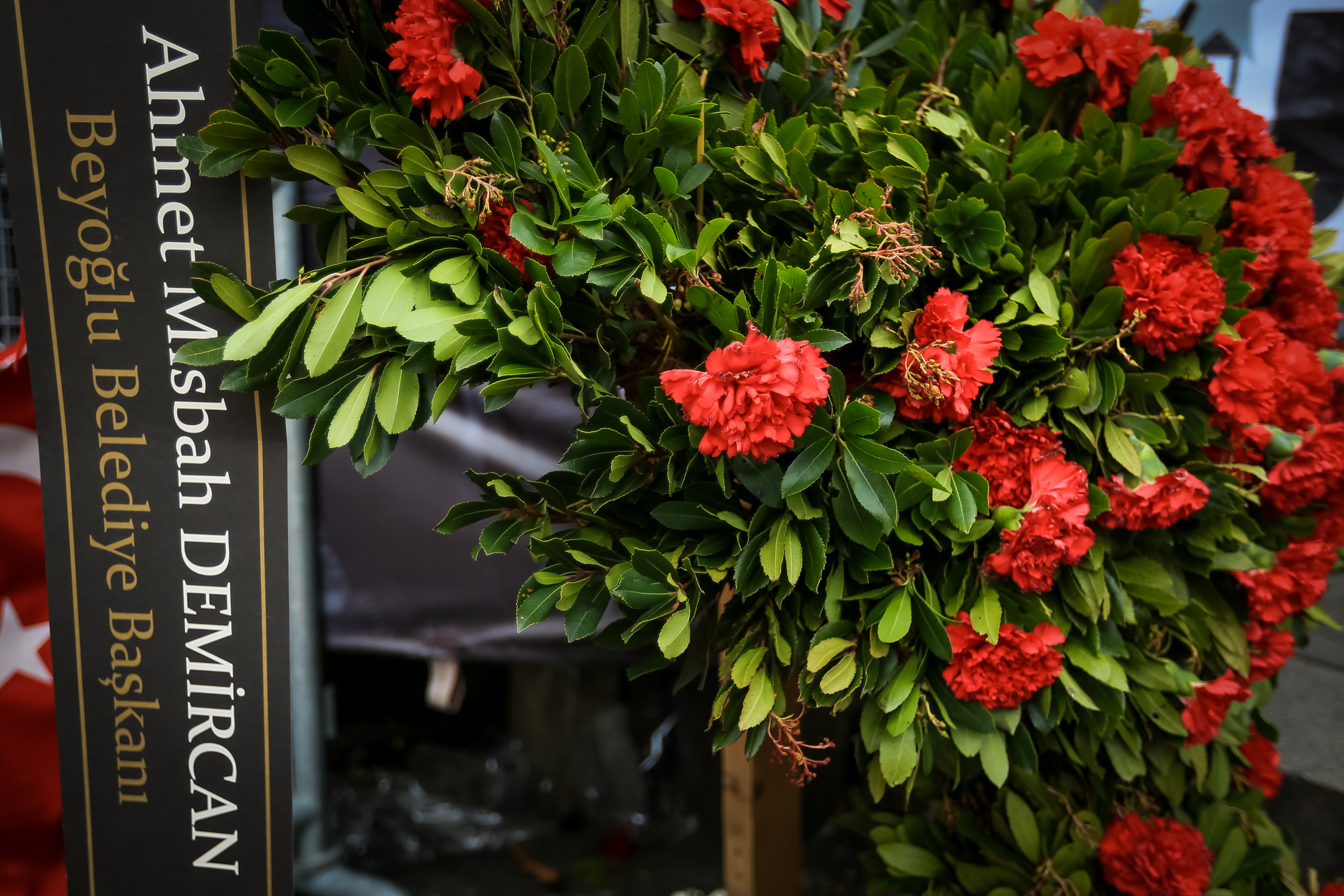 Reina gecə klubuna gələn sadə vətəndaşlar ölənlər üçün gül və əklil gətirirlər