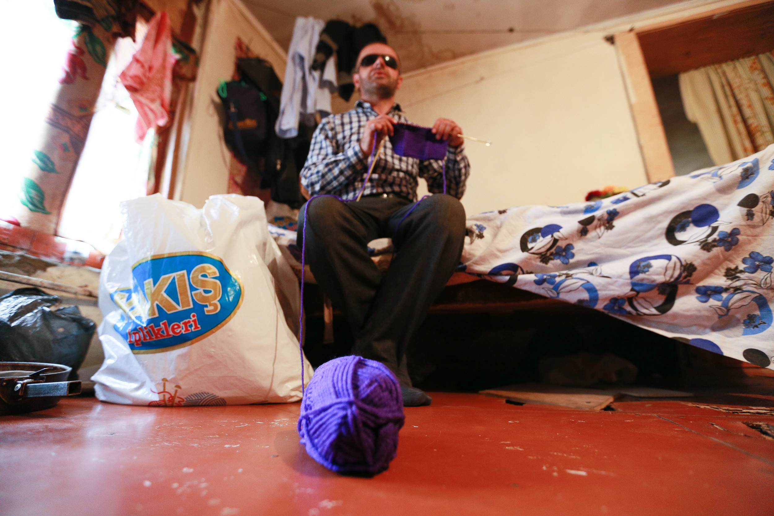 Rəngli sapları isə ”Sədərək” yarmarkasında çalışan dostundan nisyə götürür, müxtəlif papaq və şərflardan qazandığı pulla borcunu qaytarır.