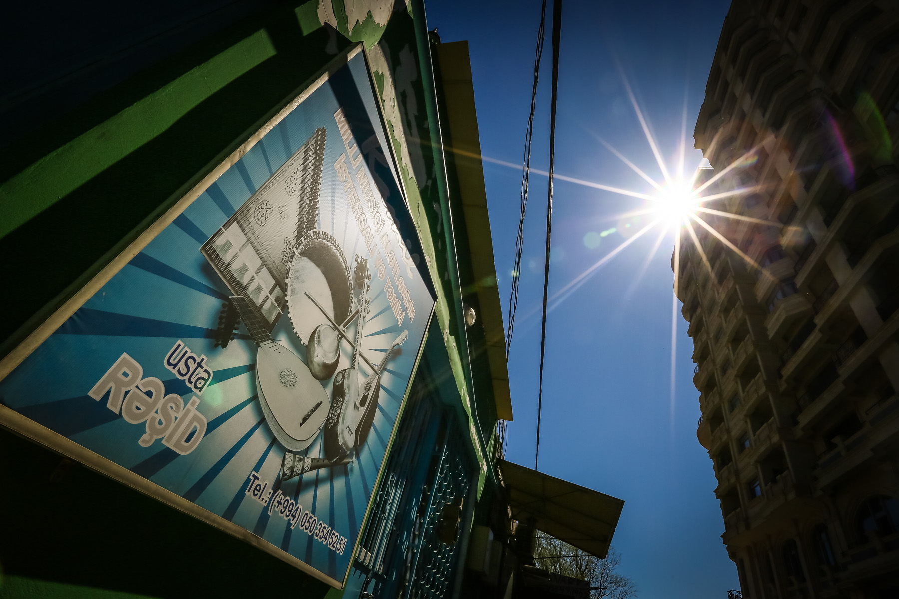 Rəşid usta günün çox hissəsini burada keçir