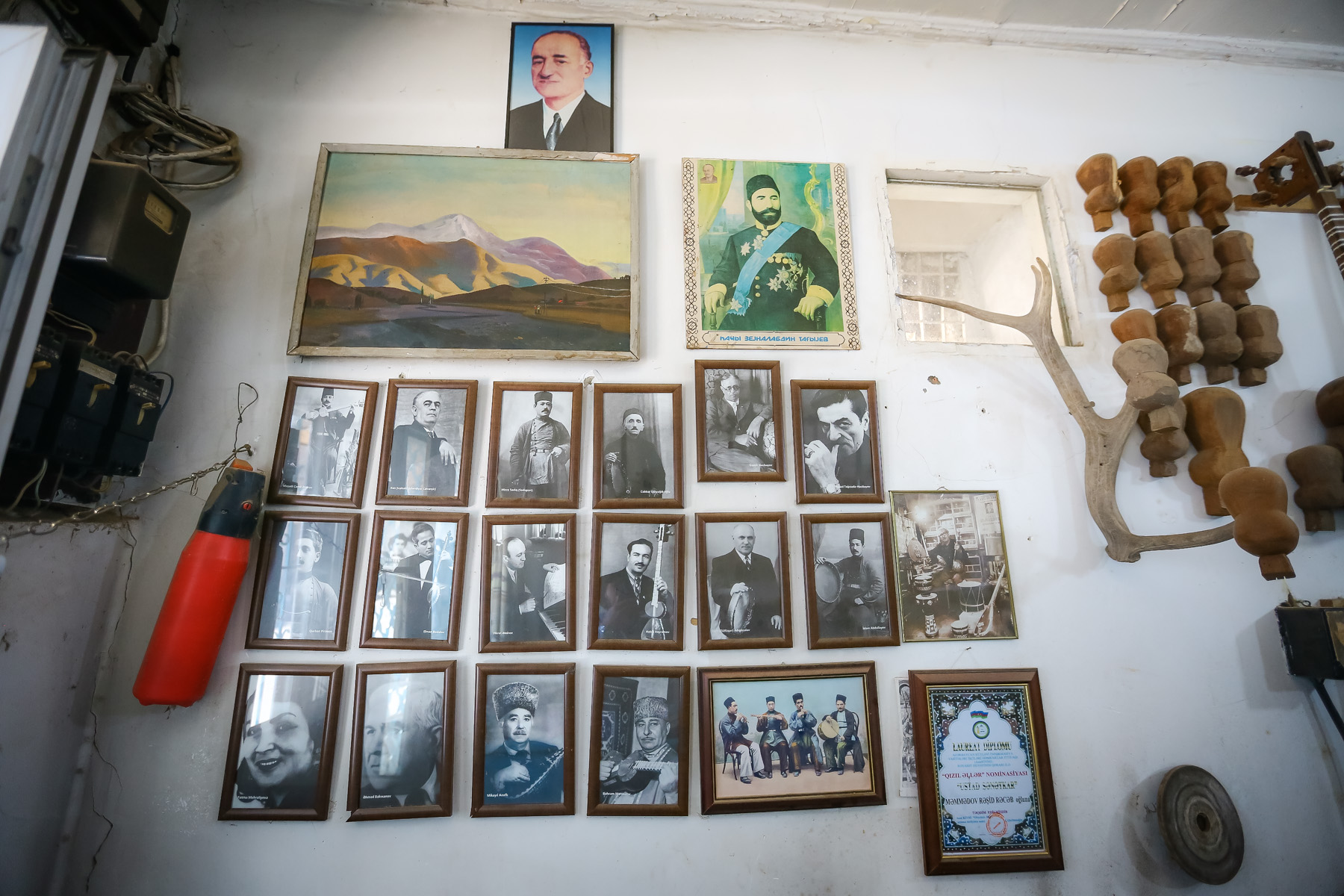 Rəşid usta öz emalatxanasından Azərbaycanın dahi şəxsiyyətlərinin portretini asmışdı