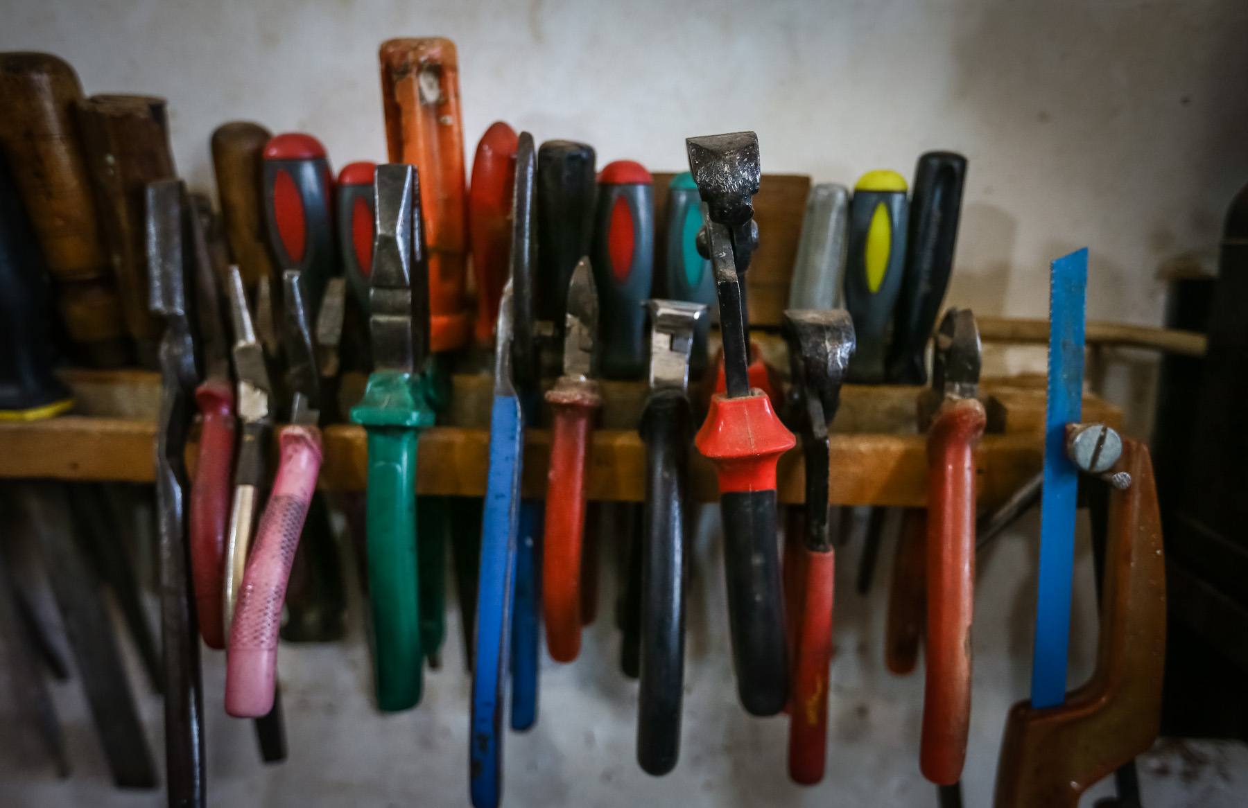 Rəşid ustanın musiqi alətləri təmir etməsi üçün lazım olan alətləri