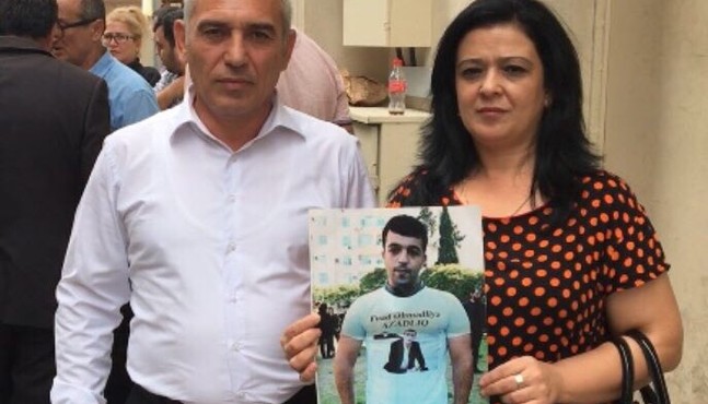 Родители Орхана Бахышлы с его фотографией в руках
