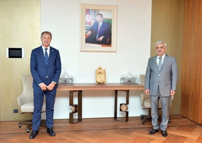 rovneq_abdullayev_-_de_byazi_esas_sekil.jpg