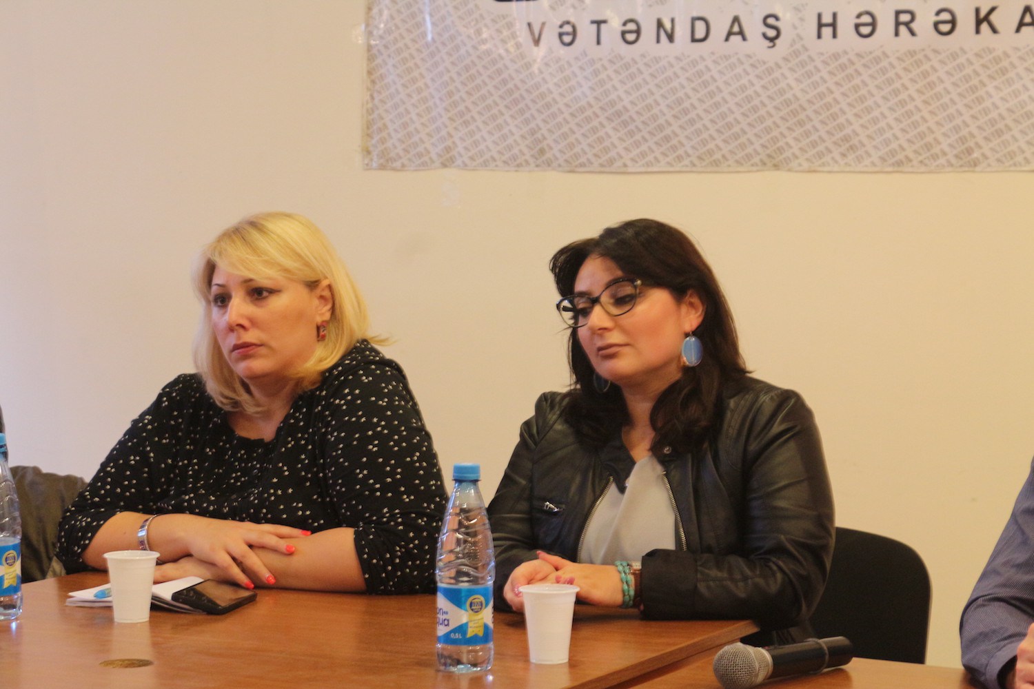 Rövşanə Rəhimli (sağda)