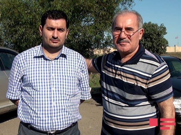 Rüfət Səfərov və Eldar Sabiroğlu məhkəmə önündə, foto: apa