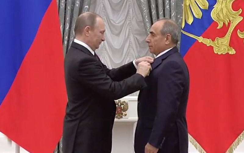 Rusiya prezidenti Vladimir Putin baş nazirinin birinci müavini Yaqub Eyyubovu mükafatlandırır