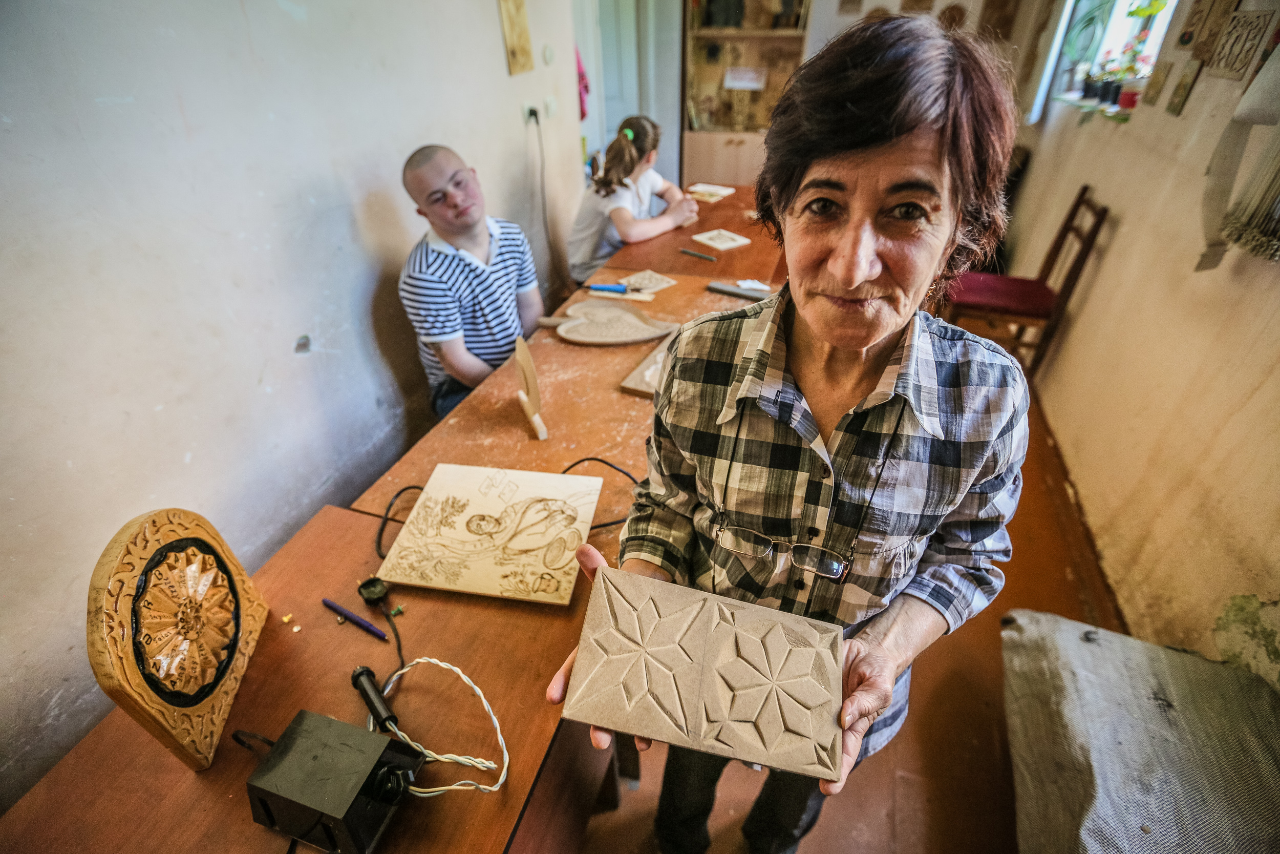 Şagirdlərdən başqa Kifayət xanımın nəvəsinin də bu sənətə marağı var. O, nəvəsinin hazırladığı oymanı göstərir