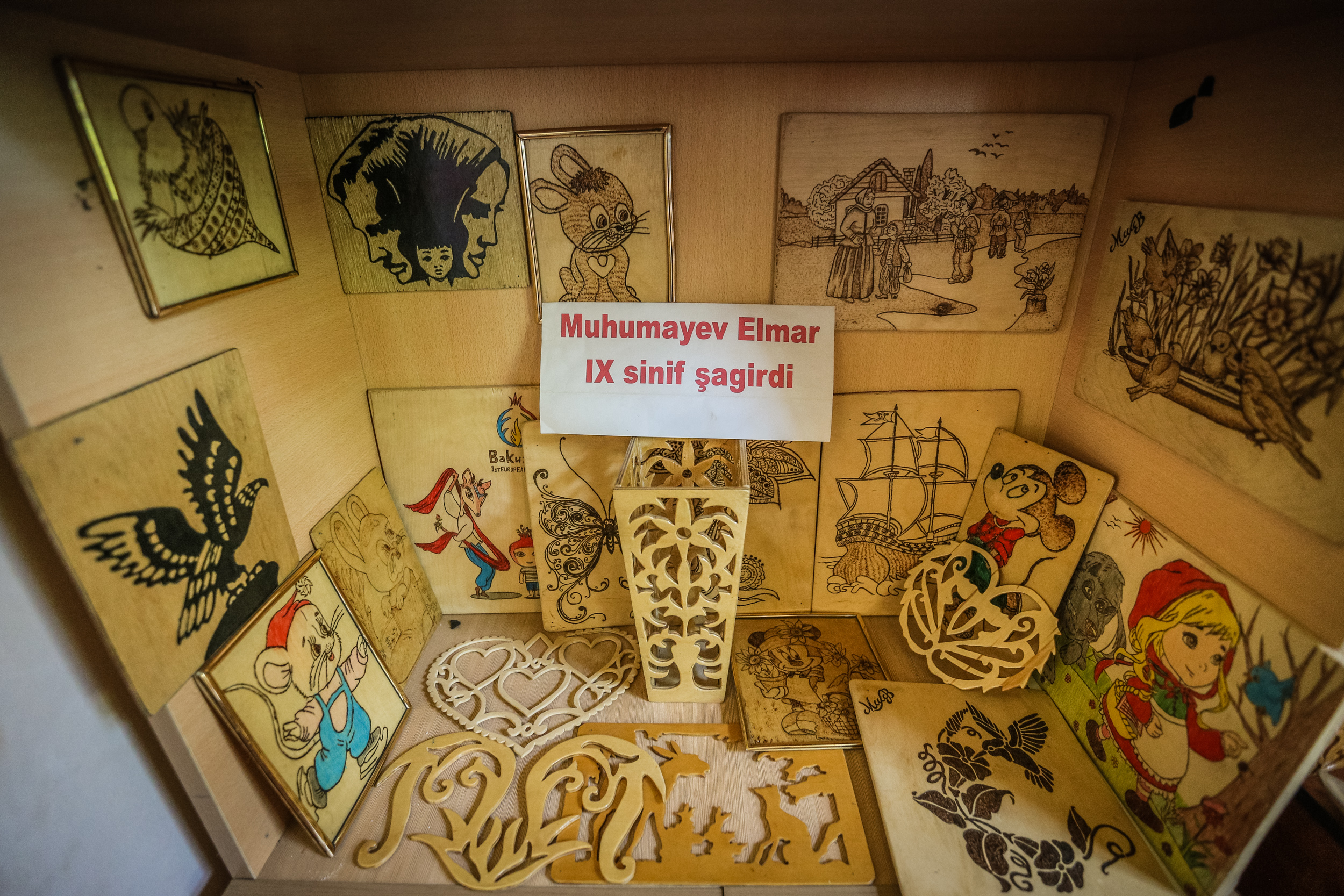 Şagirdlərinin içərisində daha çox 9-cu sinif şagirdi Elmar Mahmudov bu sahəyə maraq göstərir. Kifayət Məmmədova öz otağında onun hazırladığı işləri üçün stend də hazırlatdırıb