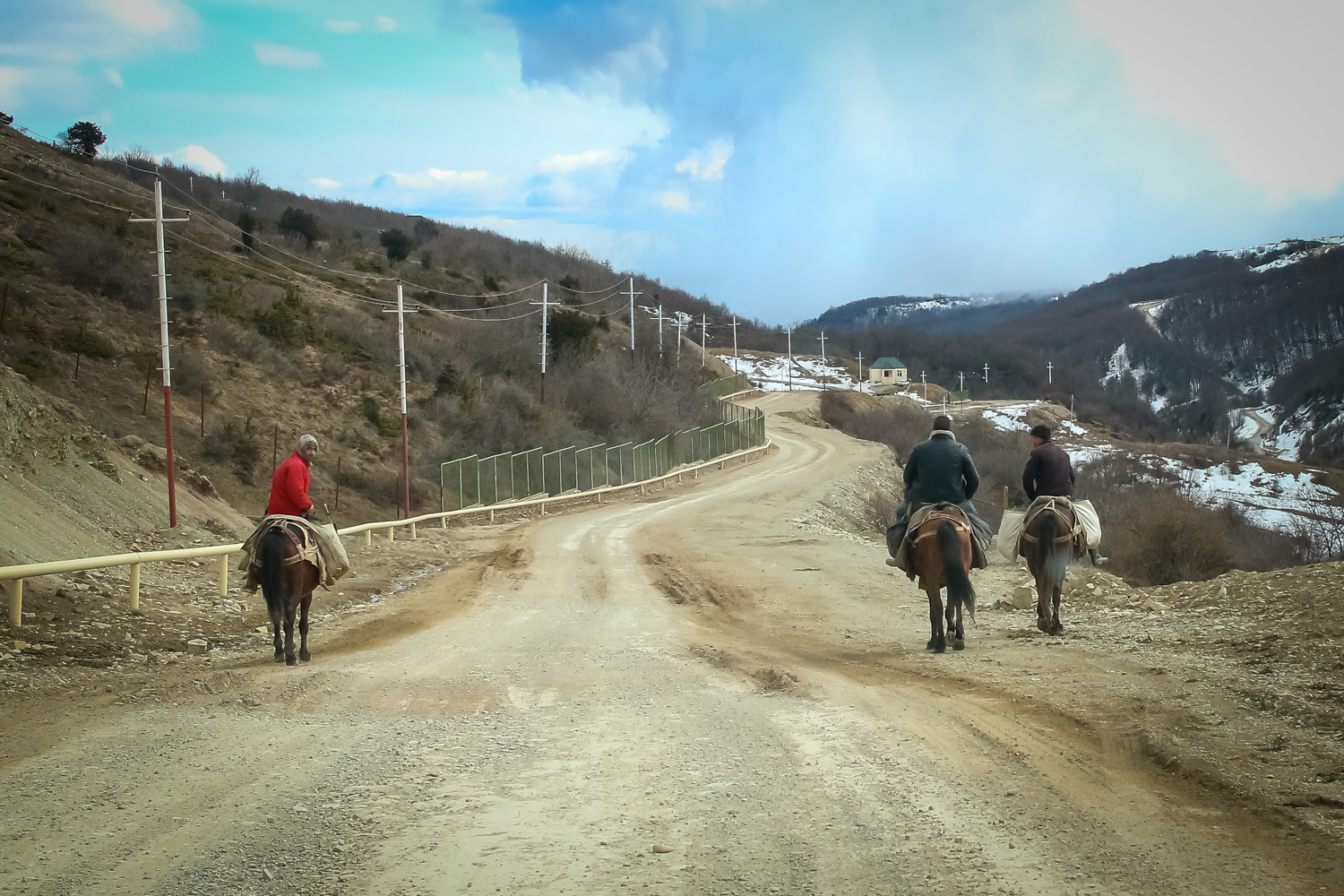 Şamaxının Dəmirçi kəndinə gedən yol