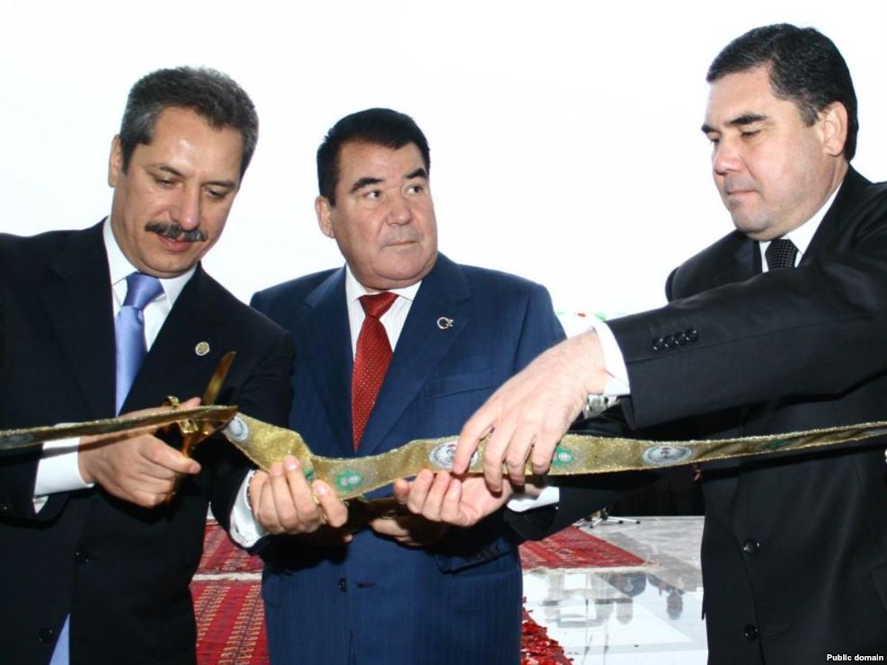 Saparmurad Niyazov (ortada) və keçmiş səhiyyə naziri, indiki prezident Gurbanguly Berdimuhamedov (sağda)