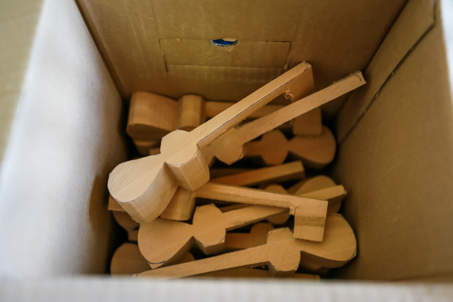 Şəkiyə gələn turistlər daha çox milli alətlərin suvenirlərini aldıqlarına görə Mahir usta da kiçik işlər düzəldərək satır