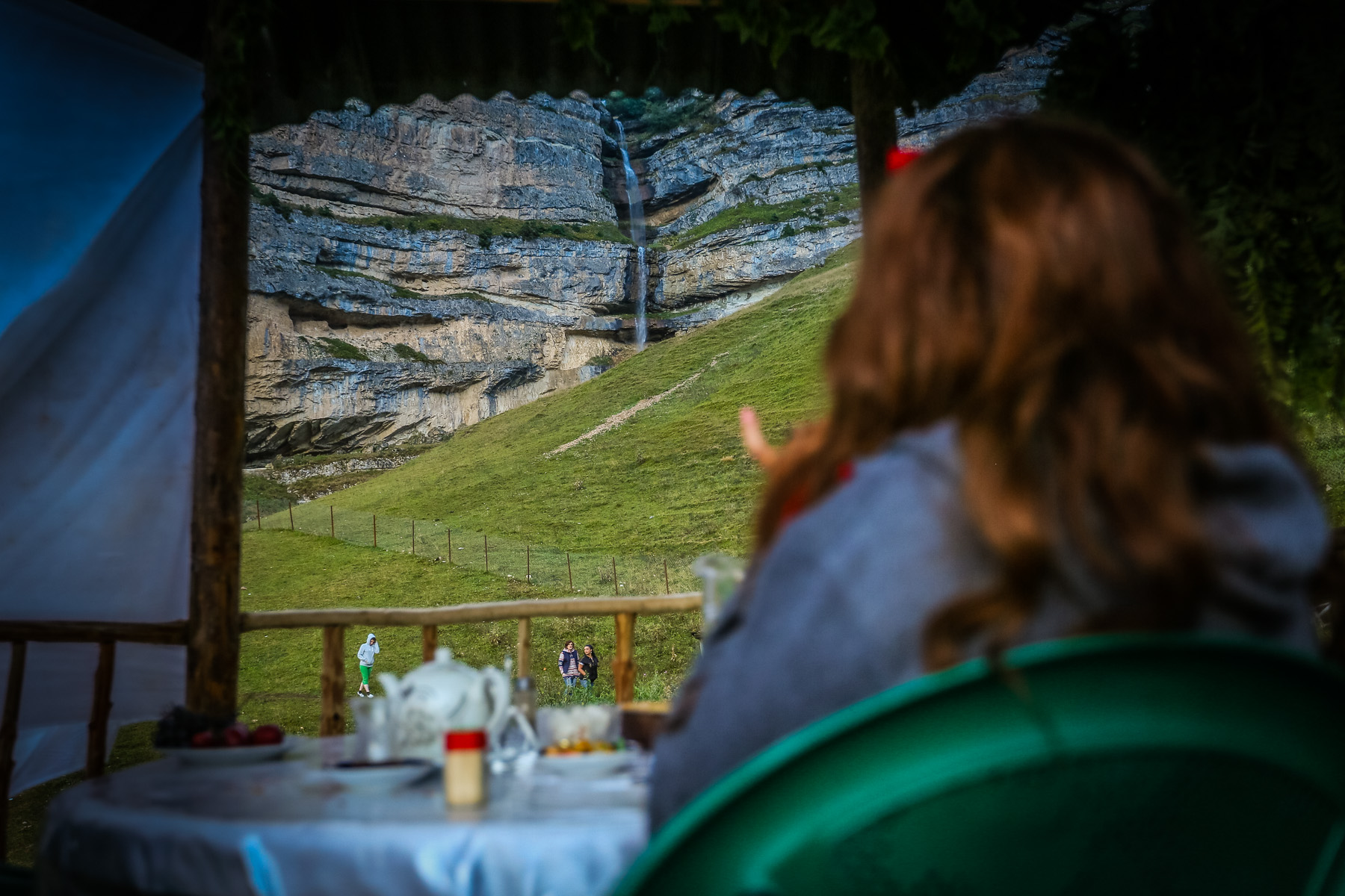 Şəlalənin yaxınlığında kənd sakinləri turistlər üçün katec və kafelər tikərək istifadəyə veriblər