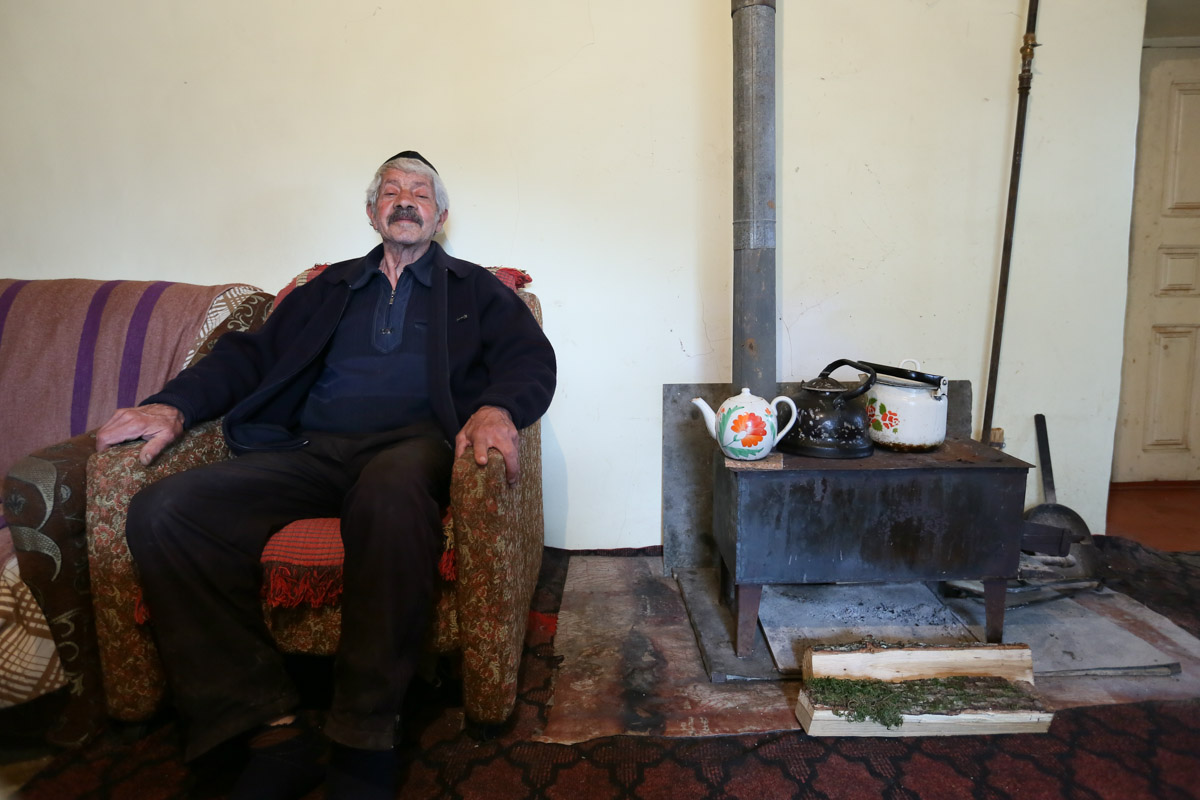 Şənbə günü “Şabat” olduğundan Əftun kişi evində oturub istirahət edir.