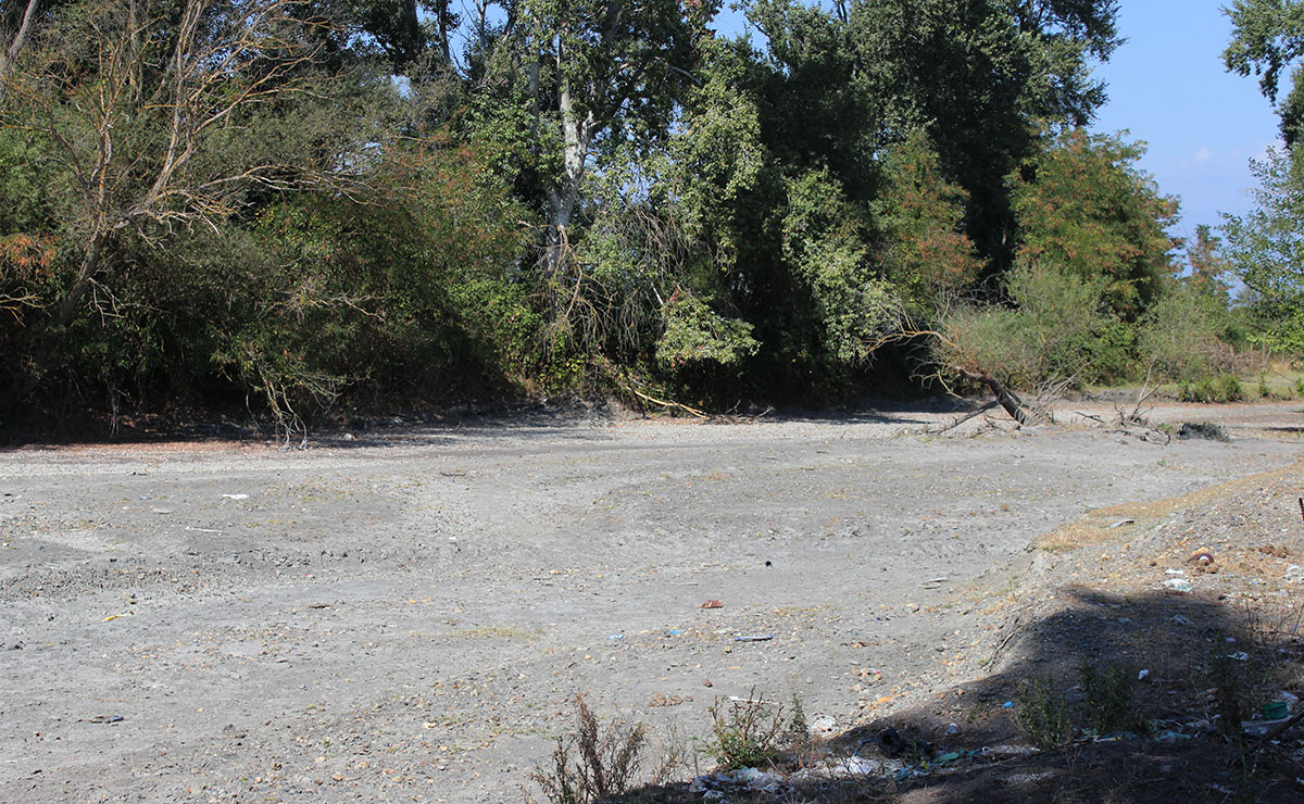 Sərhəddə yerləşən ensiz və tez-tez quruyan Alazan çayı