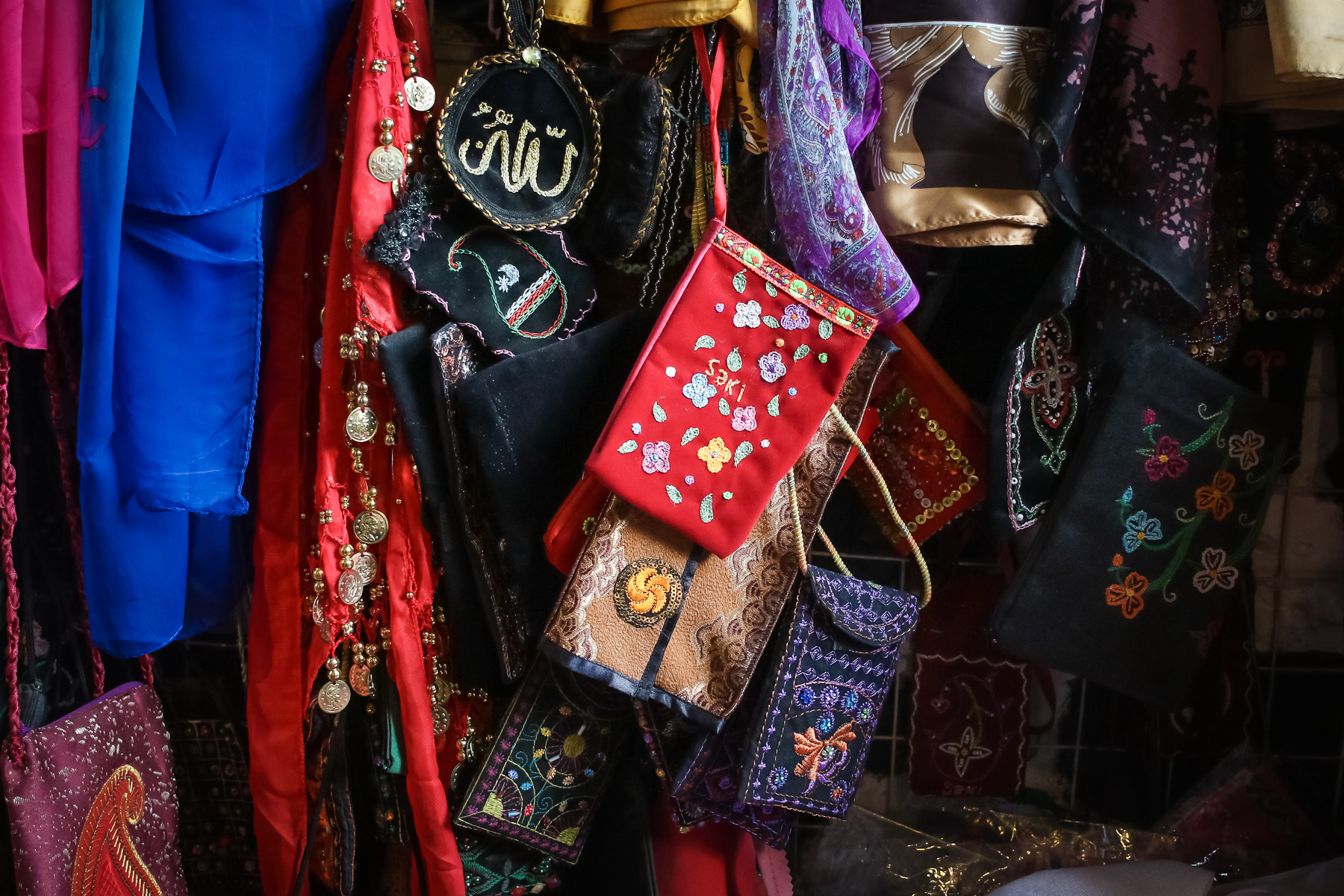 Səyalı xanım deyir ki, ən çox telefon və araxçınlar satılır. Böyük işlərə elə də tələbat yoxdur.