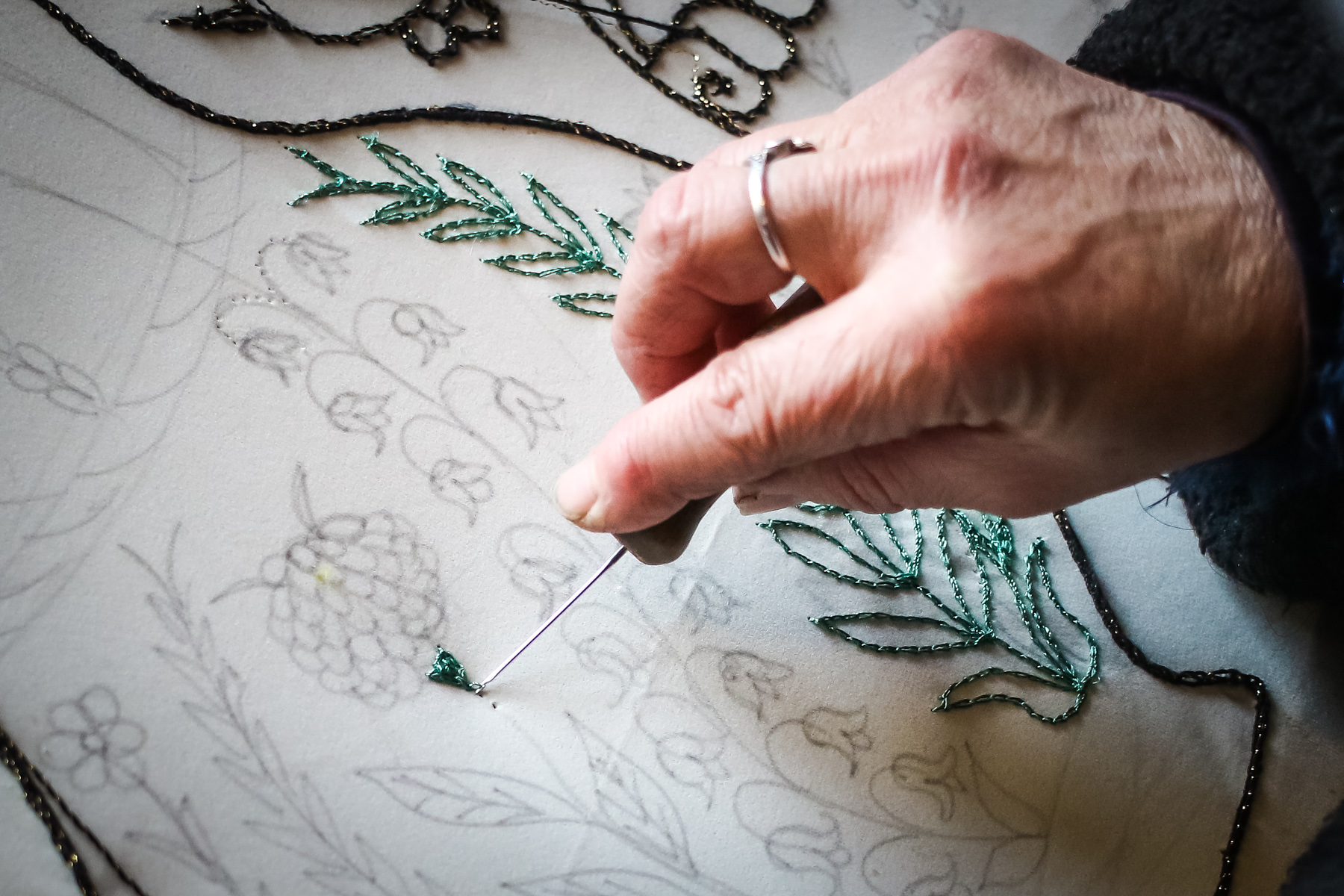 Səyalı xanım yeni çəkdiyi rəsm əsərini məxmər parçaya köçürərək işləyir