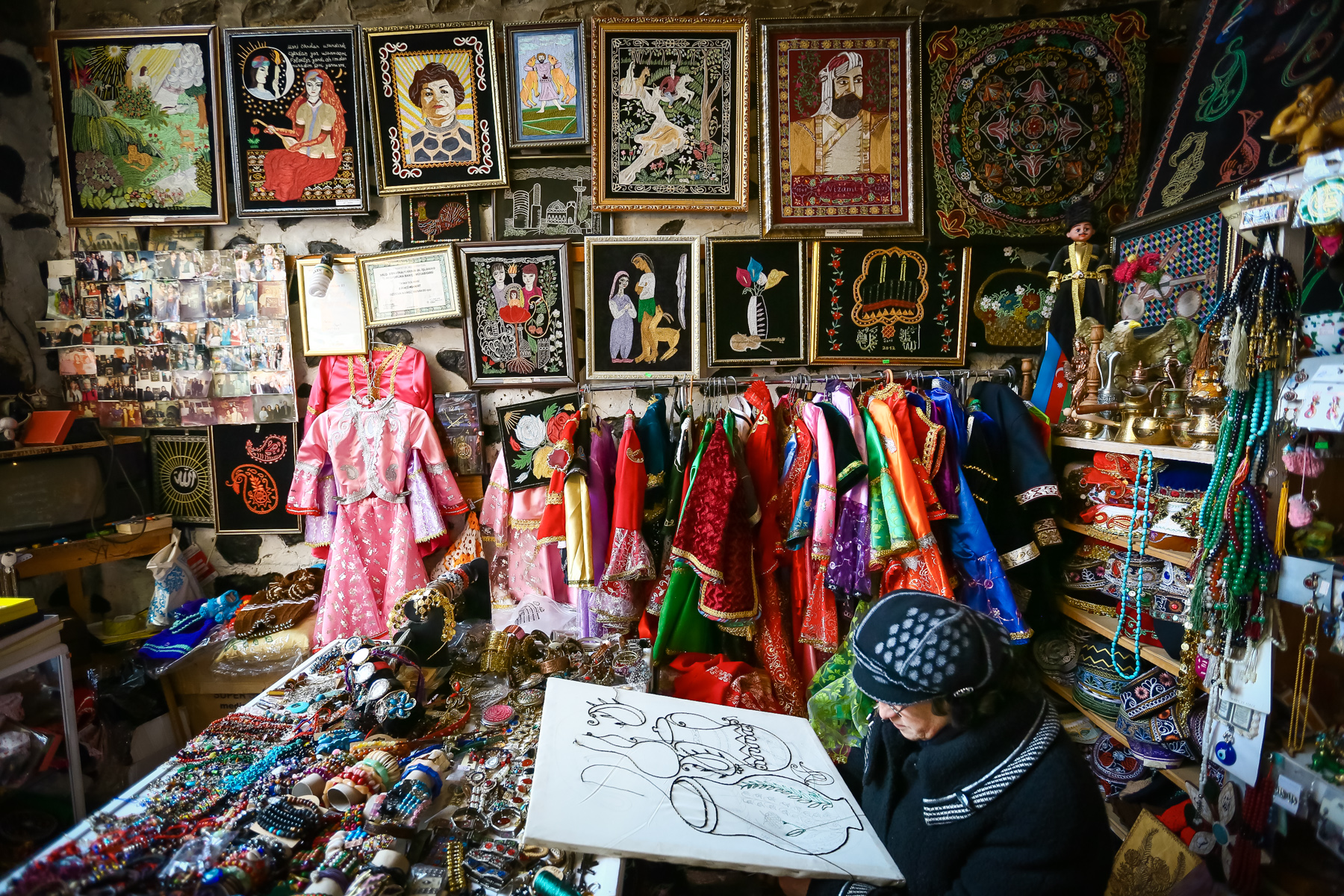 Səyalı xanımın öz işini həm də qızına öyrədib. Qızının hazırladığı təkəlduz işlərini də öz iş otağında sərgiləyir