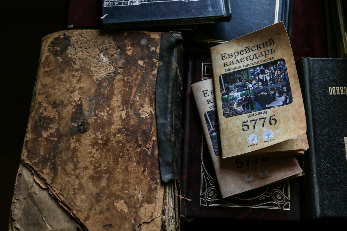 Sinaqoqda yəhudi təqvimi, Tövrat və digər dini kitablar da var. Sinaqoqa gələnlər həmin kitablardan pulsuz istifadə edə bilirlər