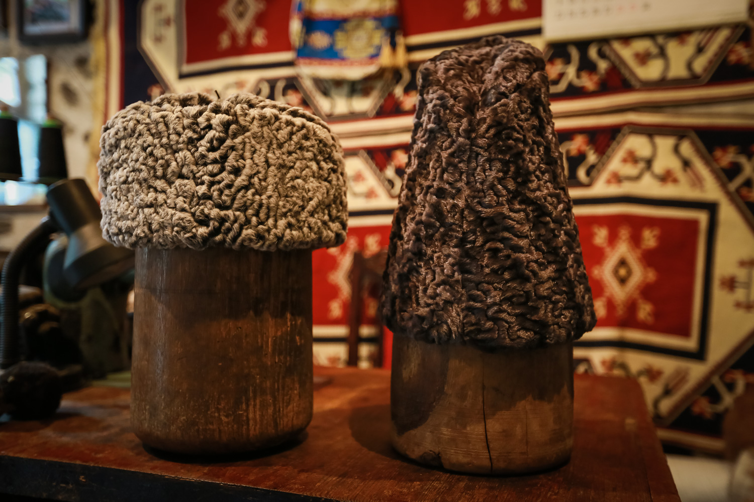 ”Soldakı general papağıdır 1 həftəyə hazırlamışam, sağdakı da qədim kişilərin istifadə etdiyi ”Şahbəsənti” papağıdır”