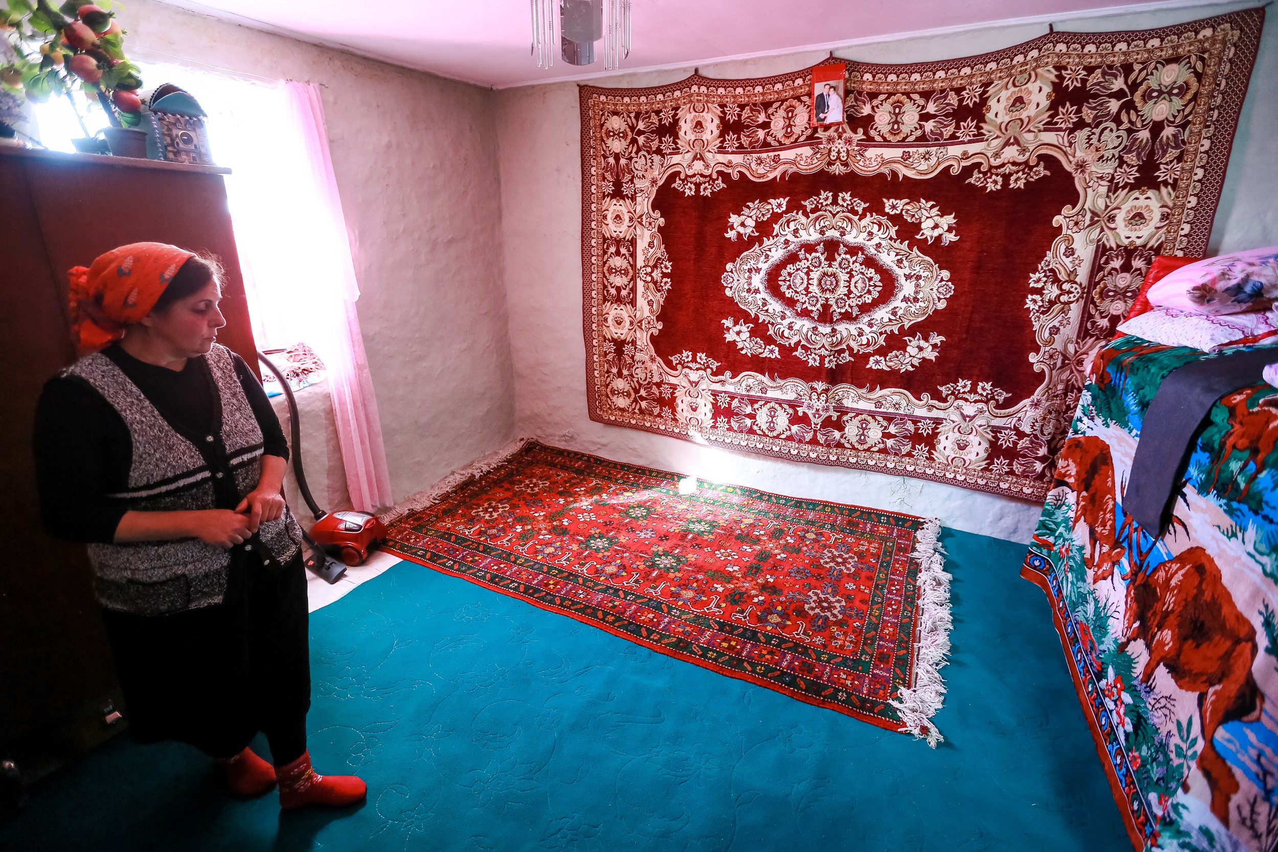 Сравнивая заводские ковры со своей работой, Садагат ханум говорит, что заводские ковры изнашиваются через 5-6 лет, а ручная работа остается навечно
