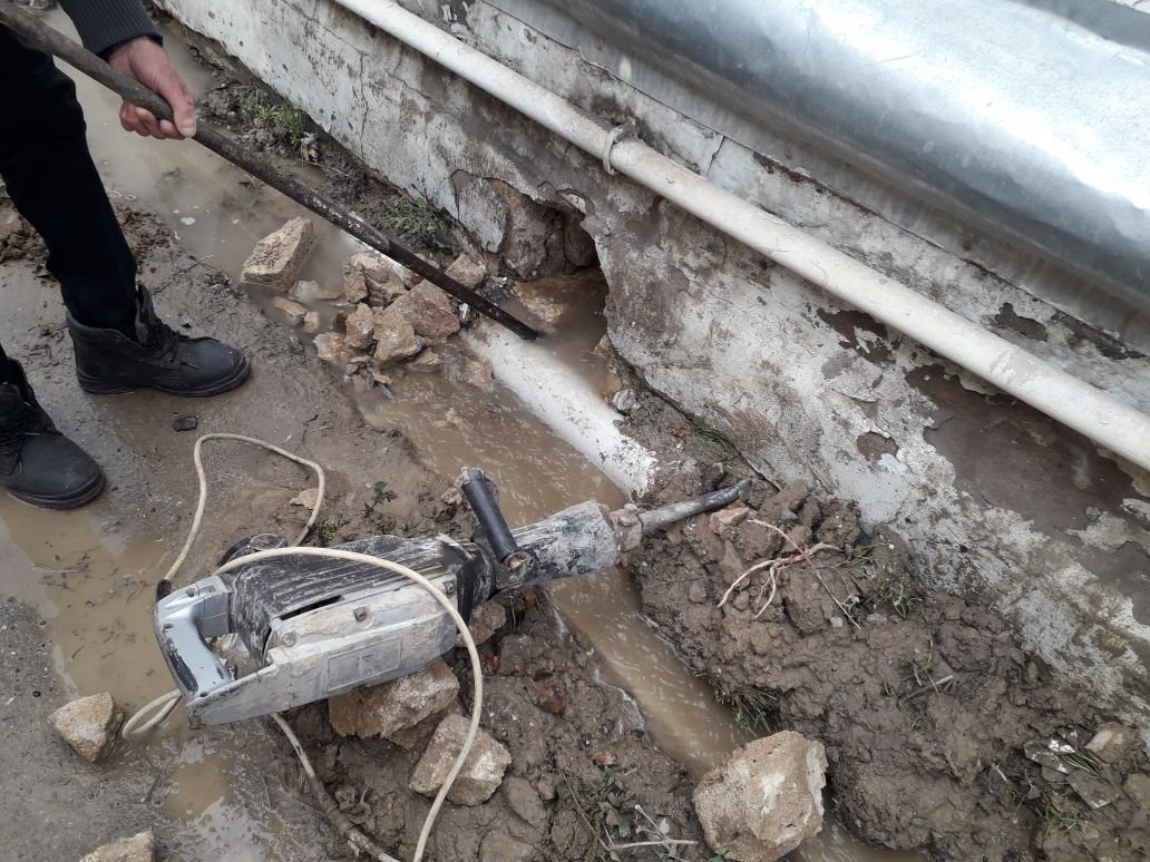 Su borusu partladı, arxiv foto