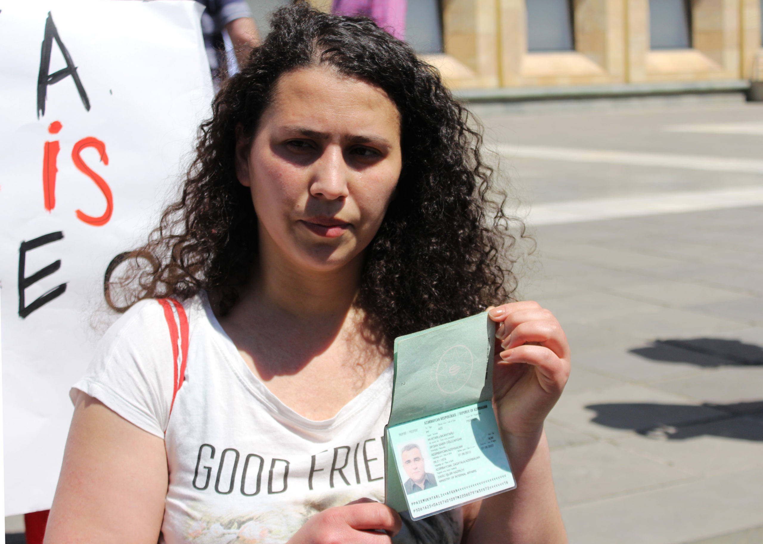 Супруга Афгана Мухтарлы Лейла Мустафаева продемонстрировала участникам паспорт своего мужа, что опровергает версию Генпрокуратуры Азербайджана, что Мухтарлы “решил нелегально пересечь границу”