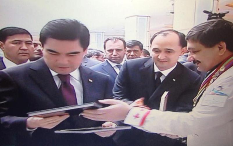 Tahir Əmiraslanov Sarkisyana Azərbaycan mətbəxi haqqında kitab verir