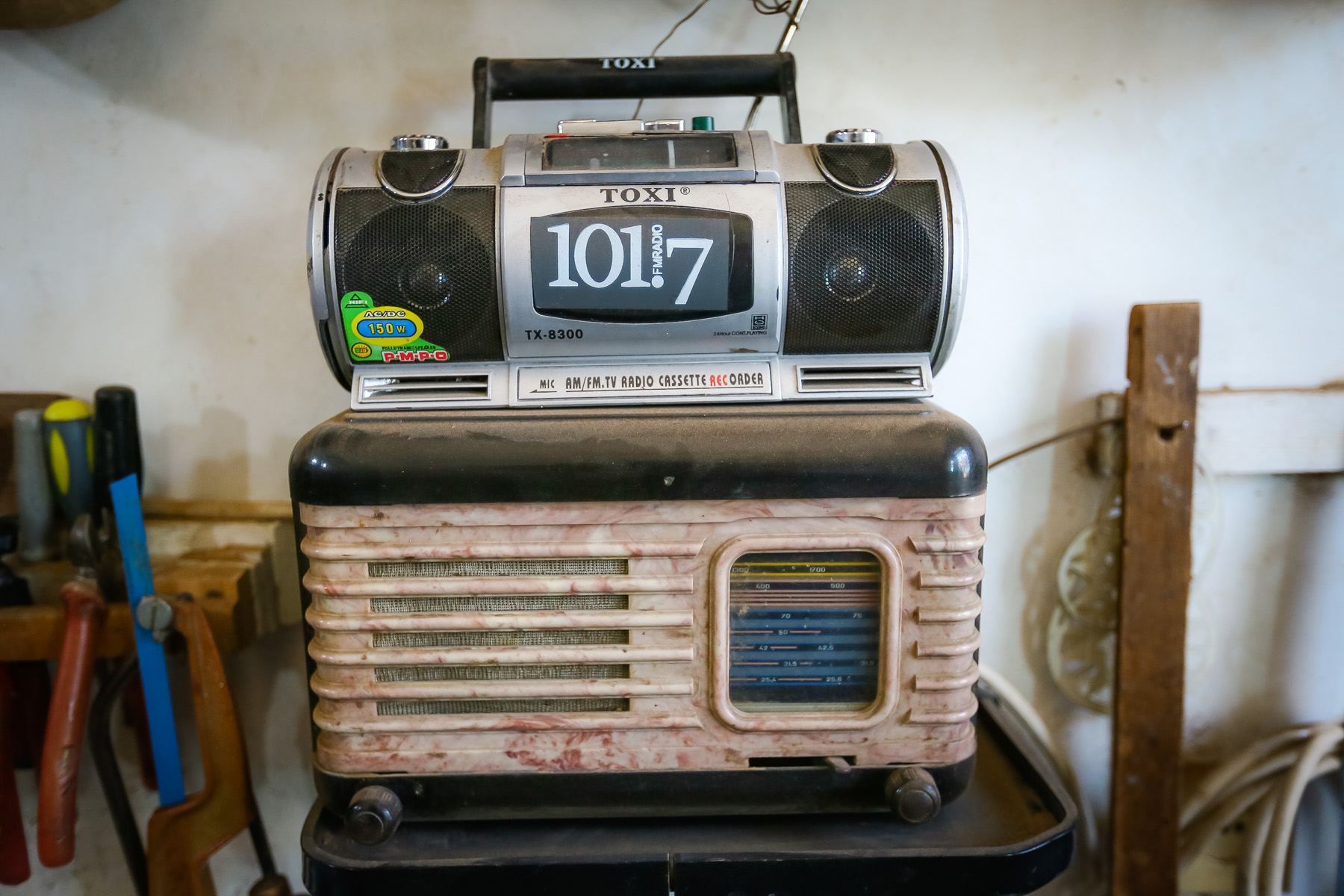 Tar təmir edən zaman köhnəlmiş radioda həzin bir musiqi dinləyir