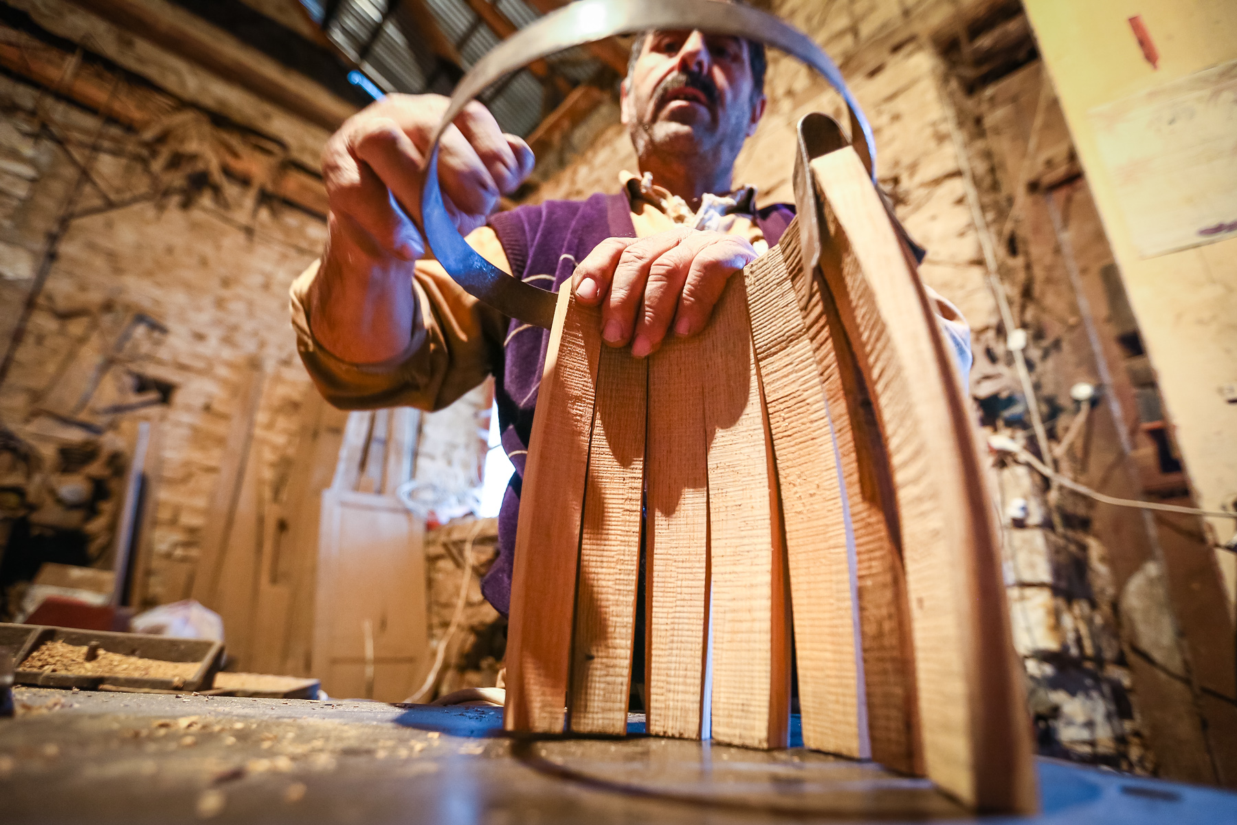 Taxtalar düzgün kəsilib və yonulduqdan sonra bir-bir yığılmağa başlayır