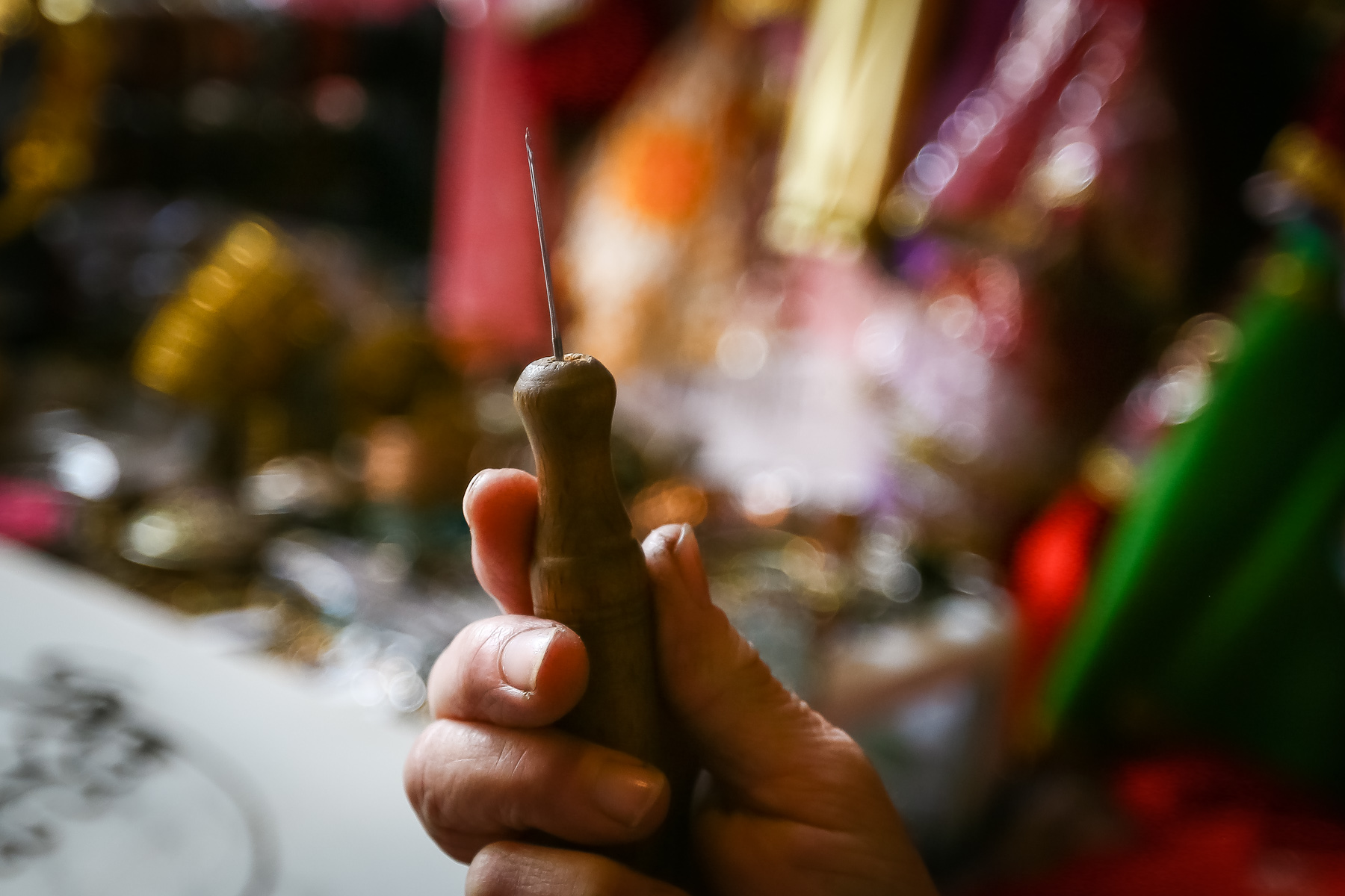 Təkəlduz hərfi mənada ”tək əllə düz” deməkdir. Bunu bizlə, bir əllə işləyirlər