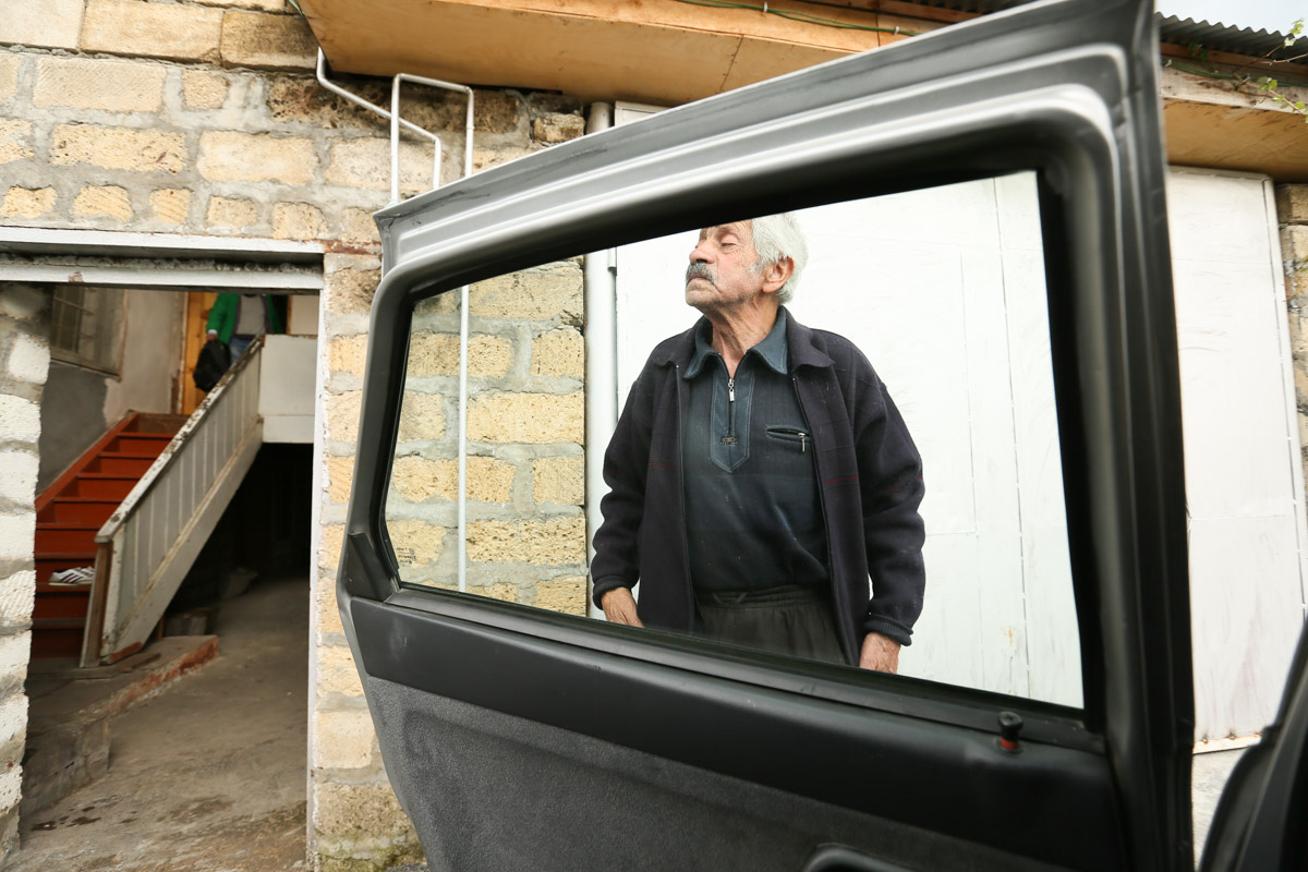 Təqaüddə olduğundan hər gün dostları və tanışları ilə görüşür