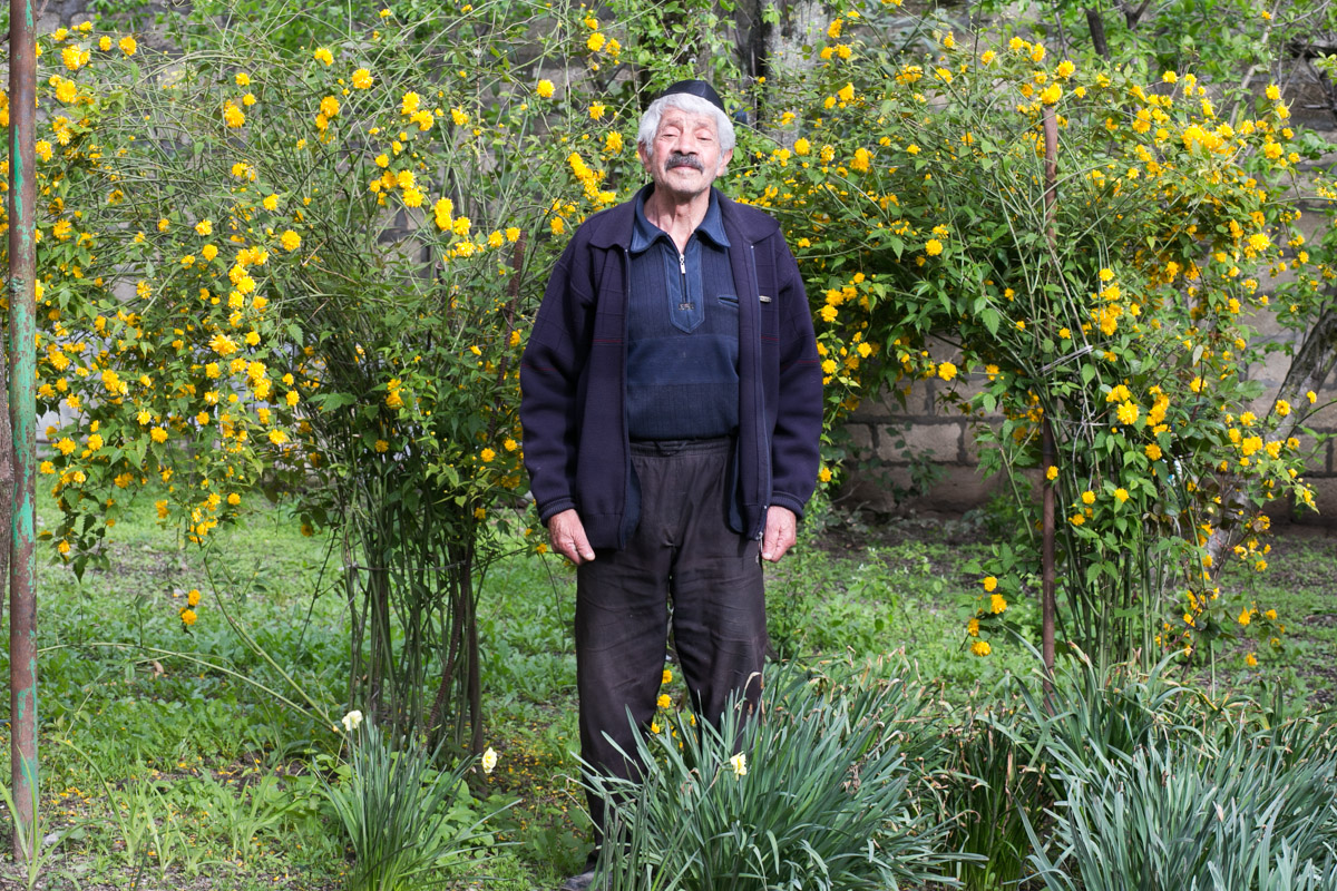 Təqaüddə olduğundan vaxtının bir hissəsini öz bağında keçirir. Ağac belləyir, gül əkir