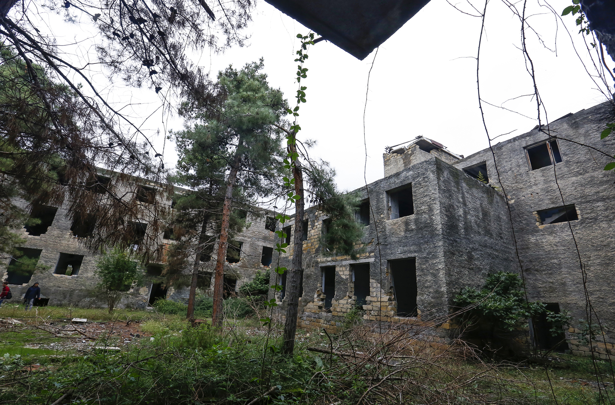 Tərk edilmiş xəstəxana binası