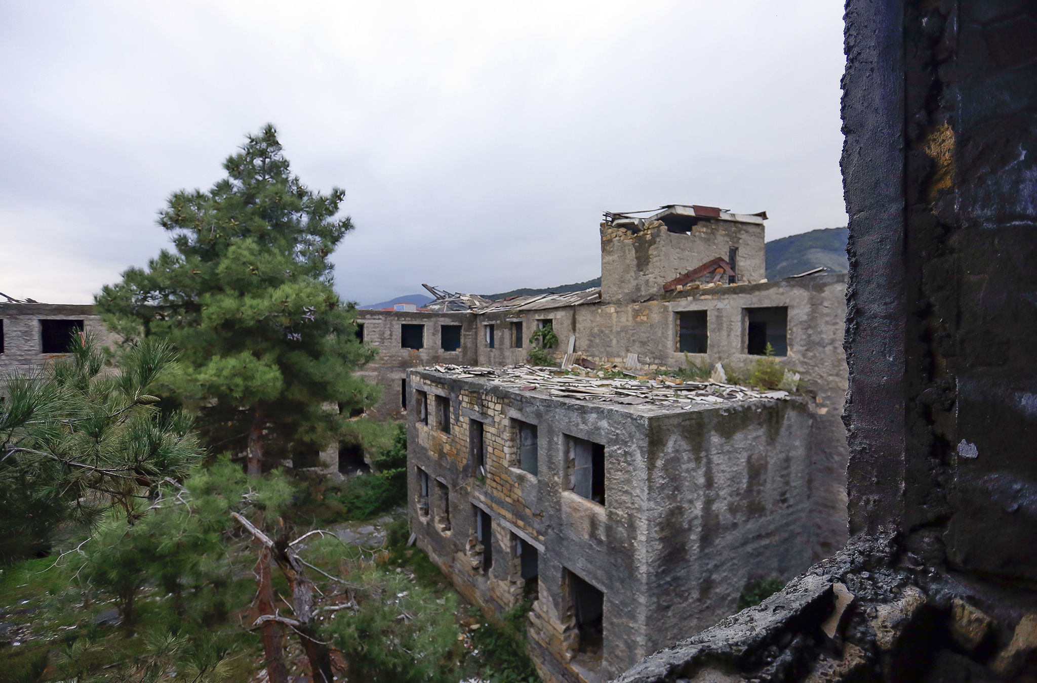 Tərk edilmiş xəstəxana binası