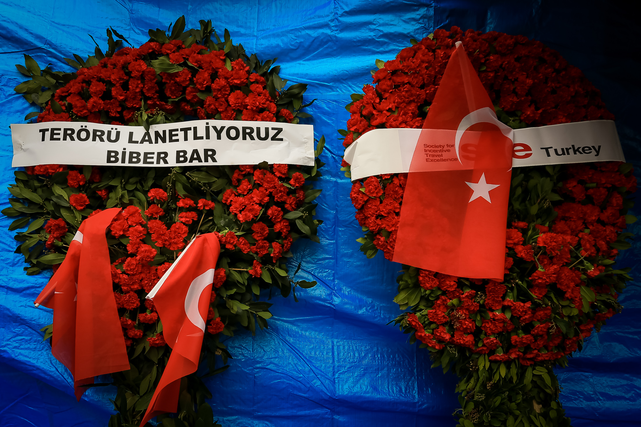 Terrorda ölənlər üçün müxtəlif kafe və restoranlar Reinanın önünə əklil gətiriblər