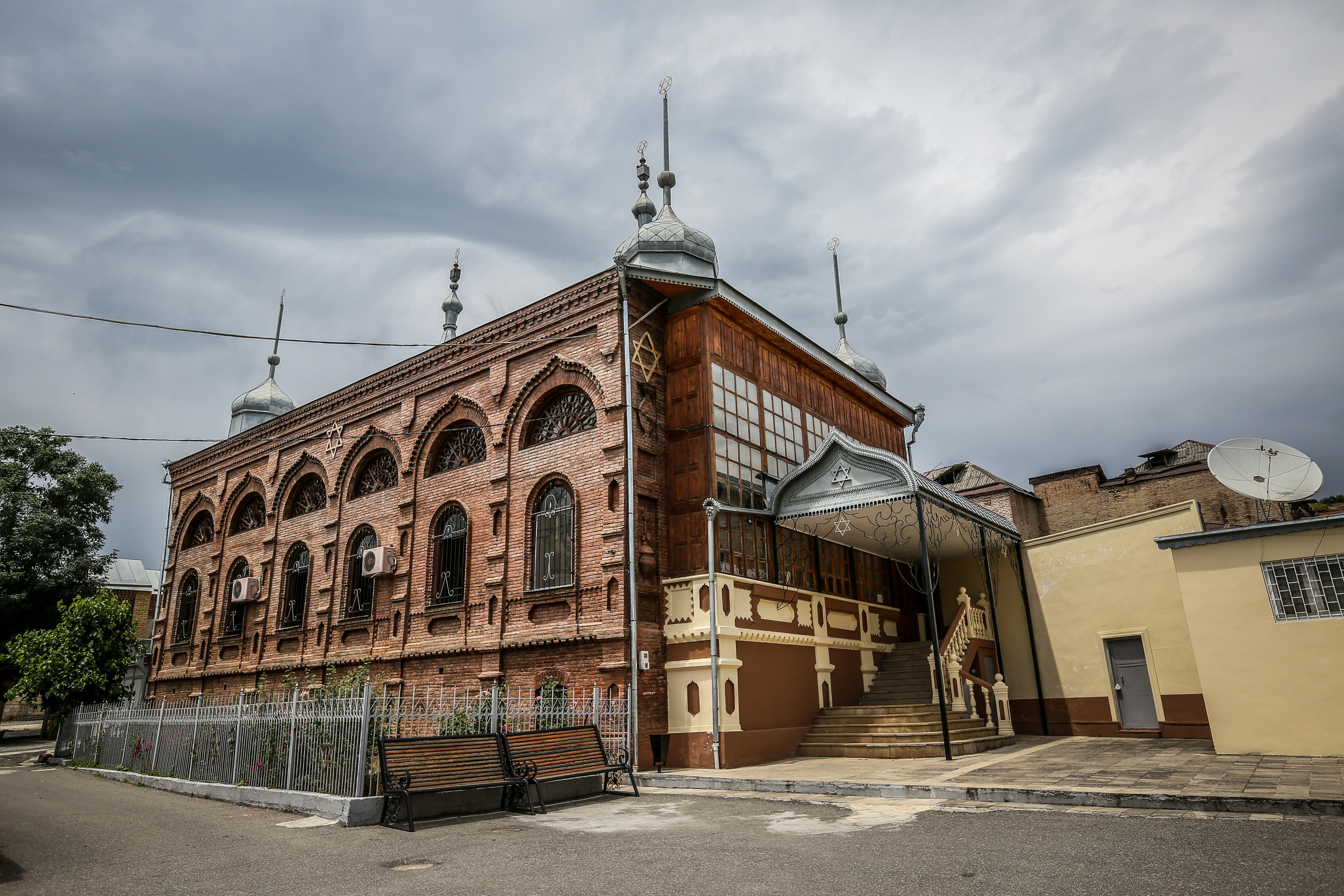This is one of the largest synagogues in Red Village