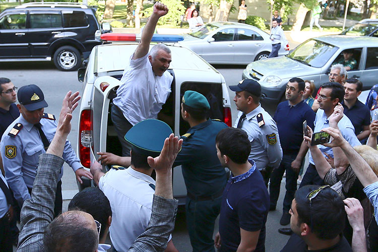 Tiflisdən oğurlanan jurnalist bakıda məhkəməyə gətirilərkən (Foto: Reuters/Aziz Karimov)