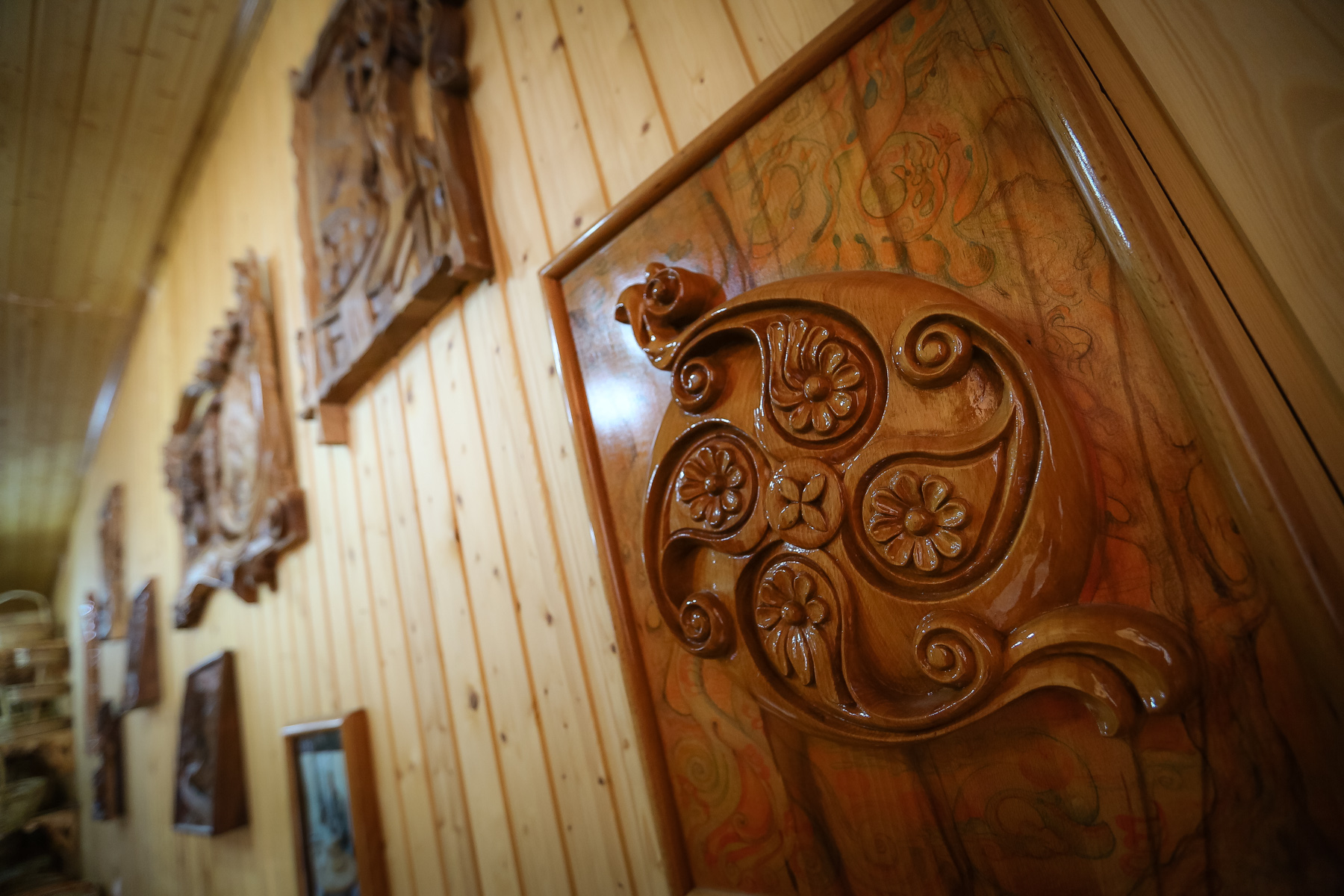 To turn out one piece, it takes him about 1 – 2 weeks