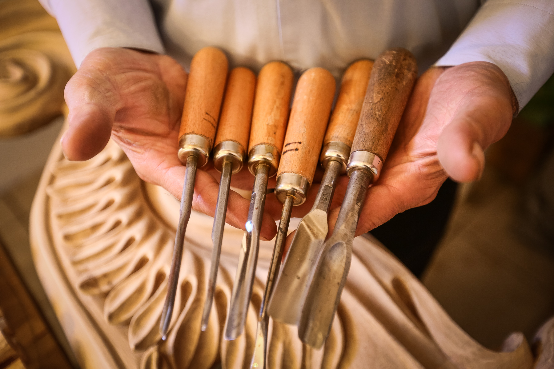 Tools Saleddin uses while carving on wood canvasses