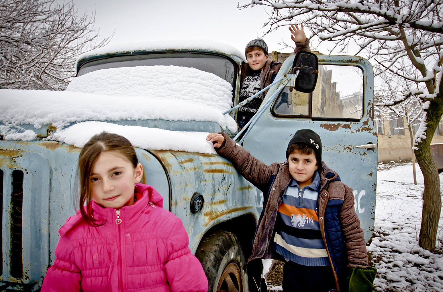 Tovuzun Ağdam kəndinin geniş oyun meydançaları, düzənlikləri Ermənistan ordusu tərəfindən nəzarətdə olduğu üçün uşaqlar bu cür yerlərdə oynayırlar