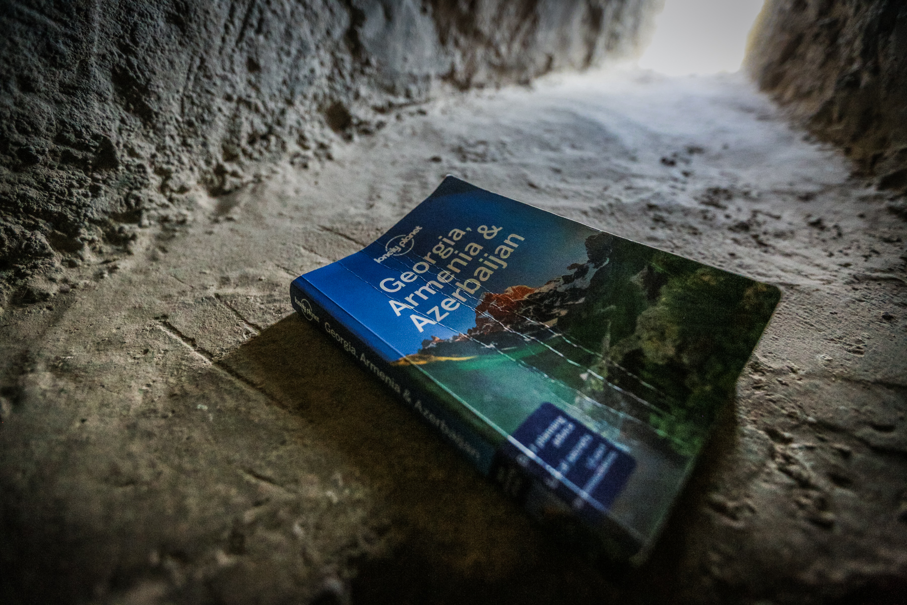 Turistlər Azərbaycan, Gürcüstan və Ermənistanı ziyarət etmək üçün xüsusi kitab alaraq tarixi abidələr və qoruqları gəzirlər