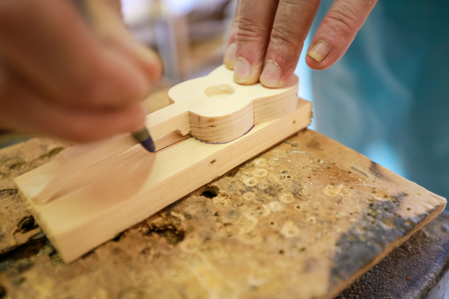 Turistlər üçün maraqlı olsun deyə gitara musiqi alətinin hazırlayır