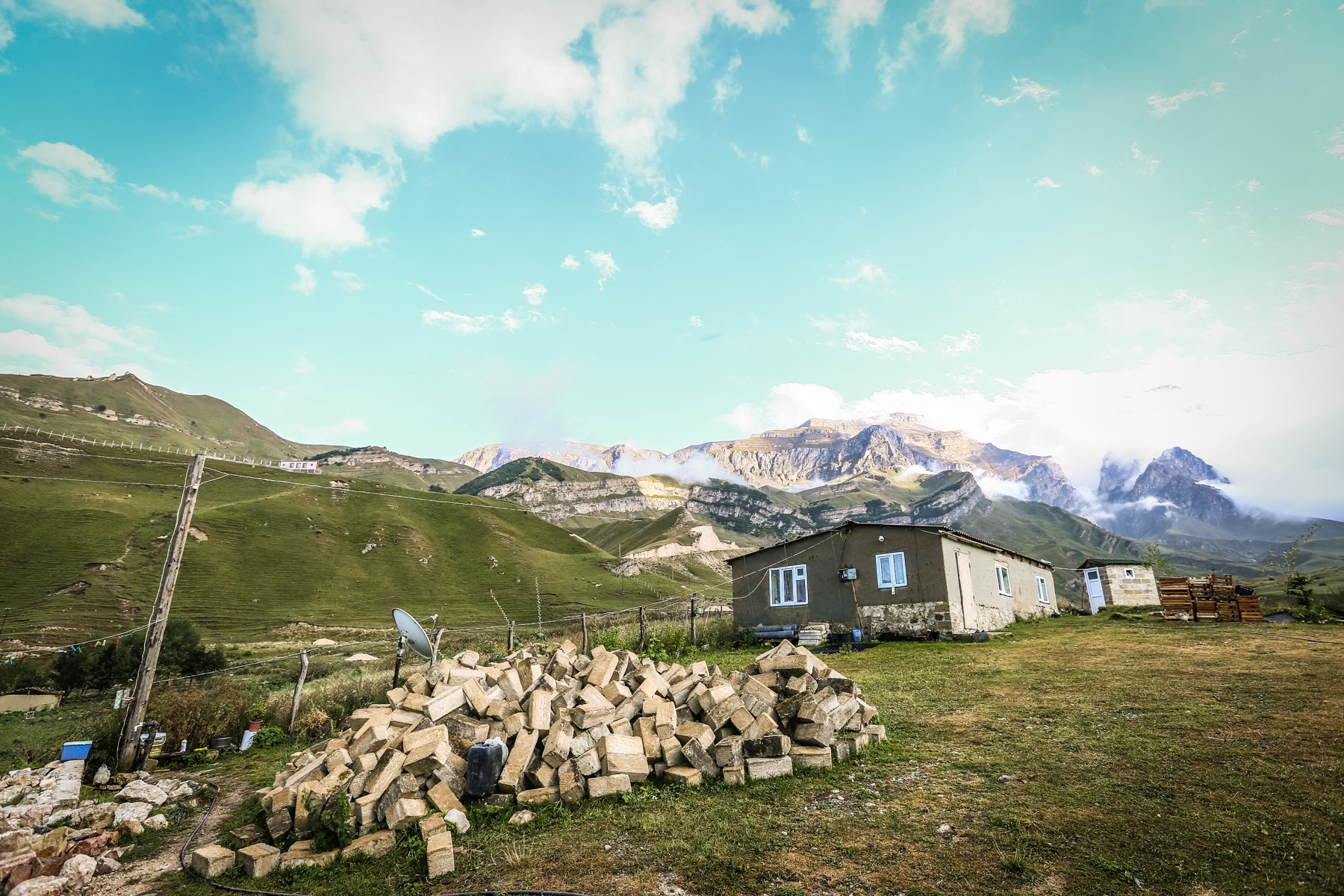 Turistlərin Lazaya gəlib qalması üçün Laza sakinləri öz həyətlərində əlavə otaqlar tikirlər