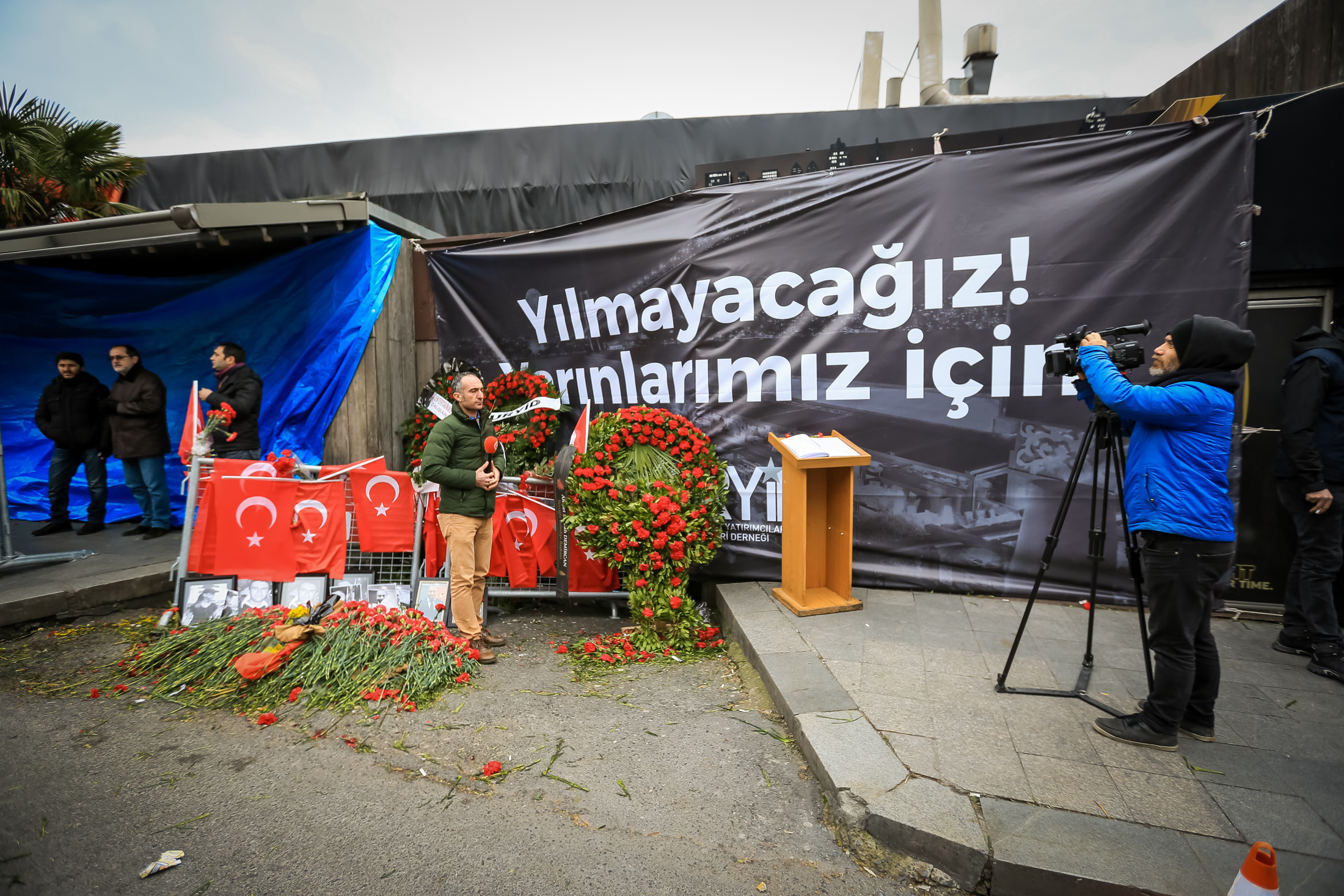 Türk televiziyalarından biri canlı efir üçün reportaj hazırlayır